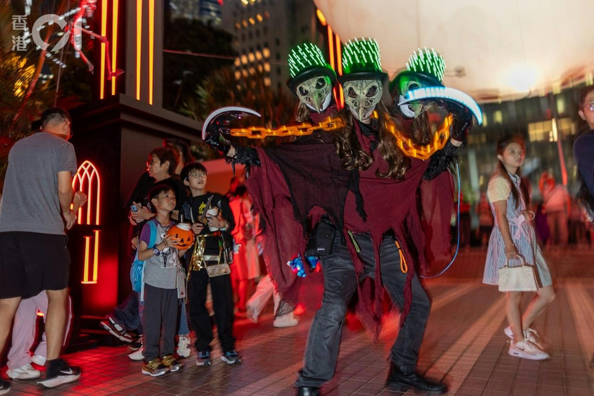 旅发局今年首办「万圣月」,今日(17日)起一连三个周六在中环等多区举行Cosplay街头派对,有人戴上鹰嘴面具扮演中世纪的瘟疫医生。