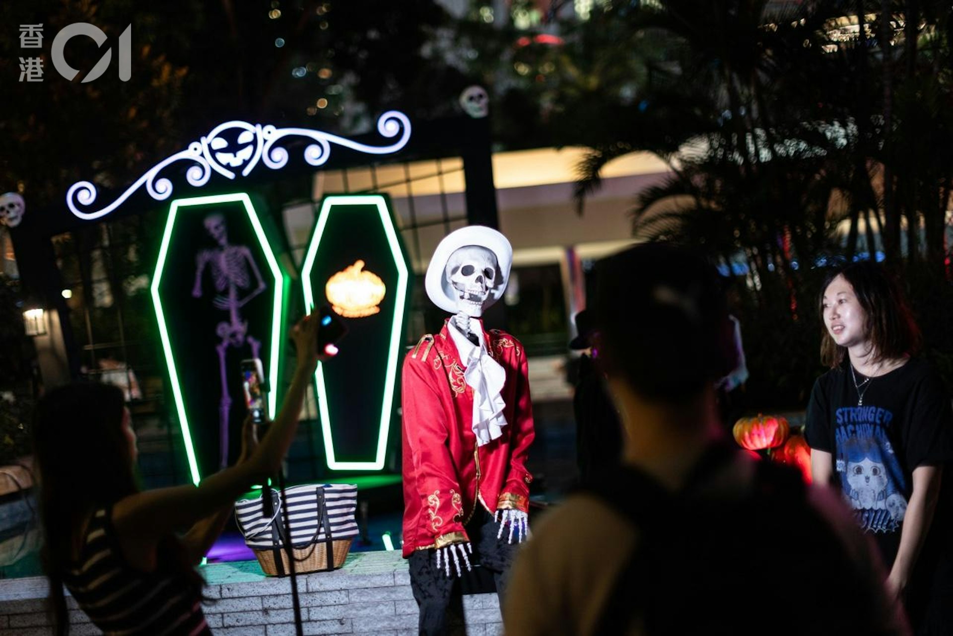 中环皇后像广场花园亦布置了骷髅骨、棺木和南瓜等装置。