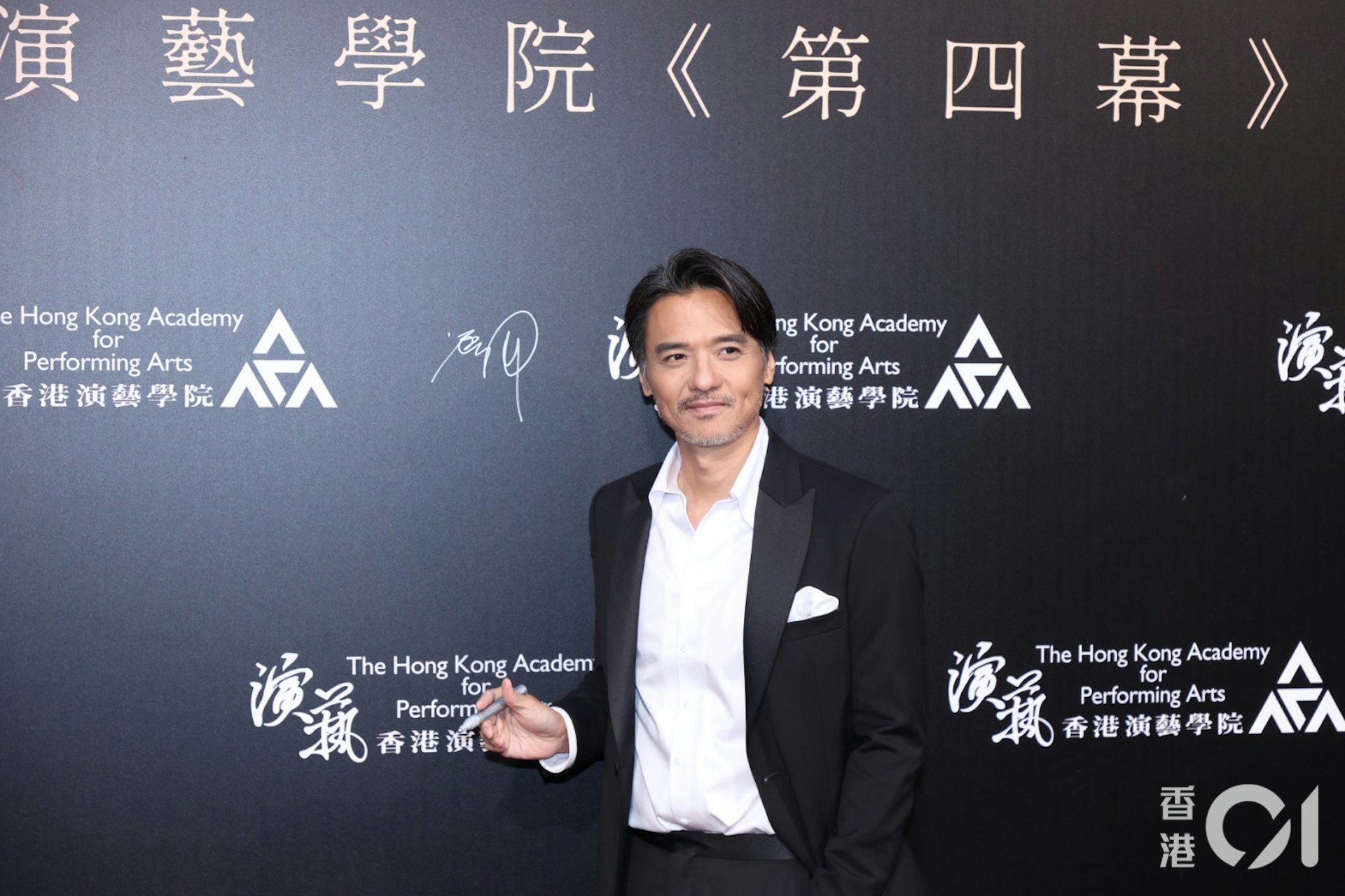 冯德伦会在《第四幕》上映时,拍《老冯日记》帮手做宣传,亦不讳言正在度故仔。