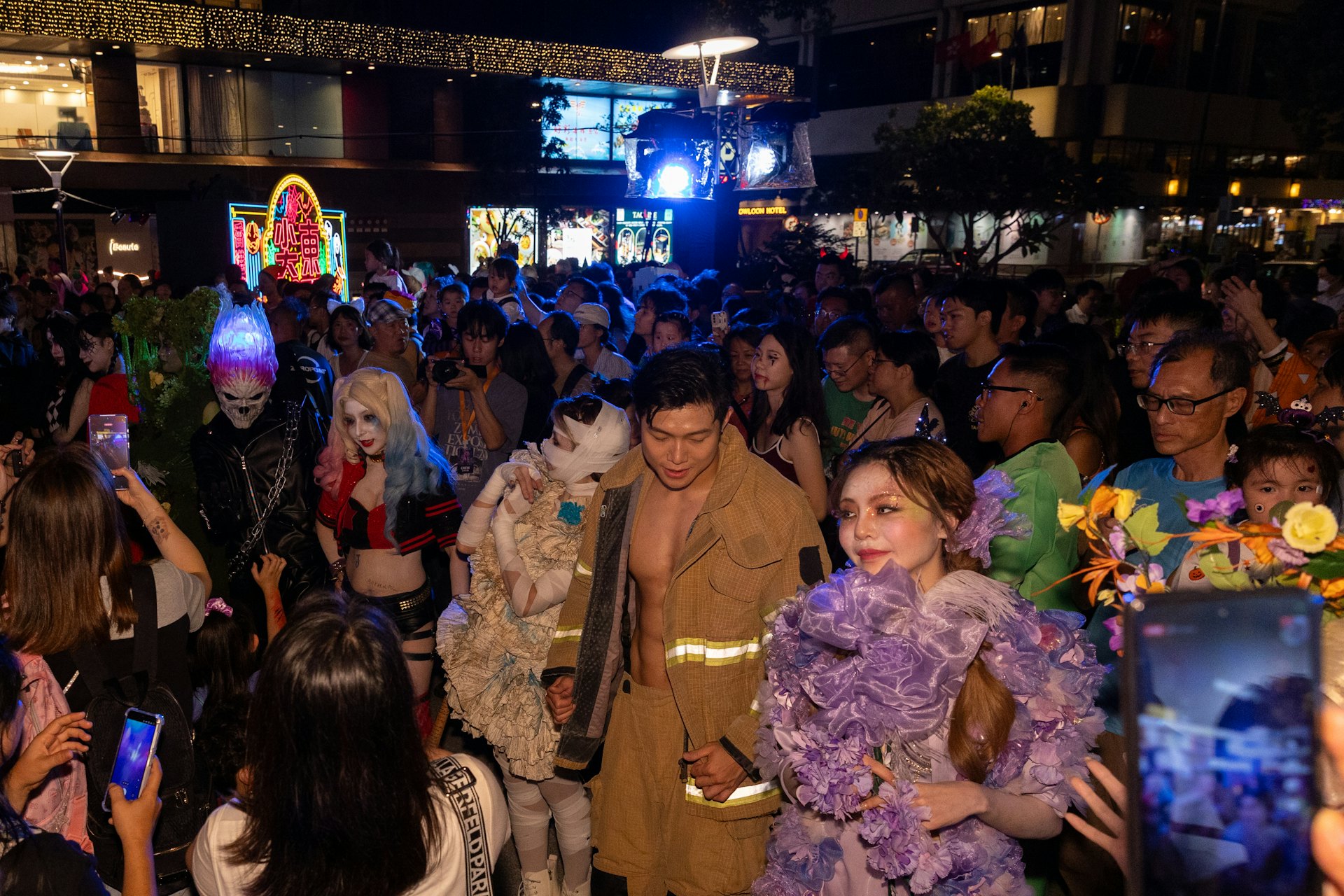 夜晚7时,尖东么地道花园气氛热烈。