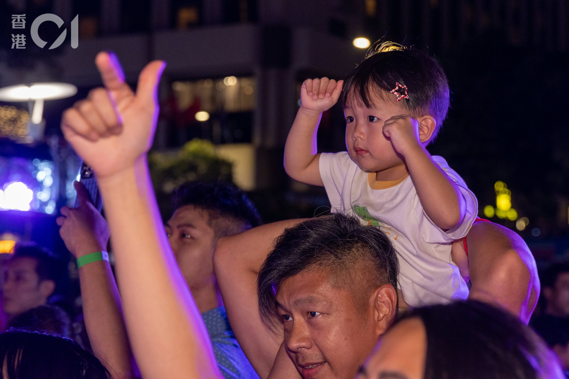 夜晚7时,尖东么地道花园气氛热烈。