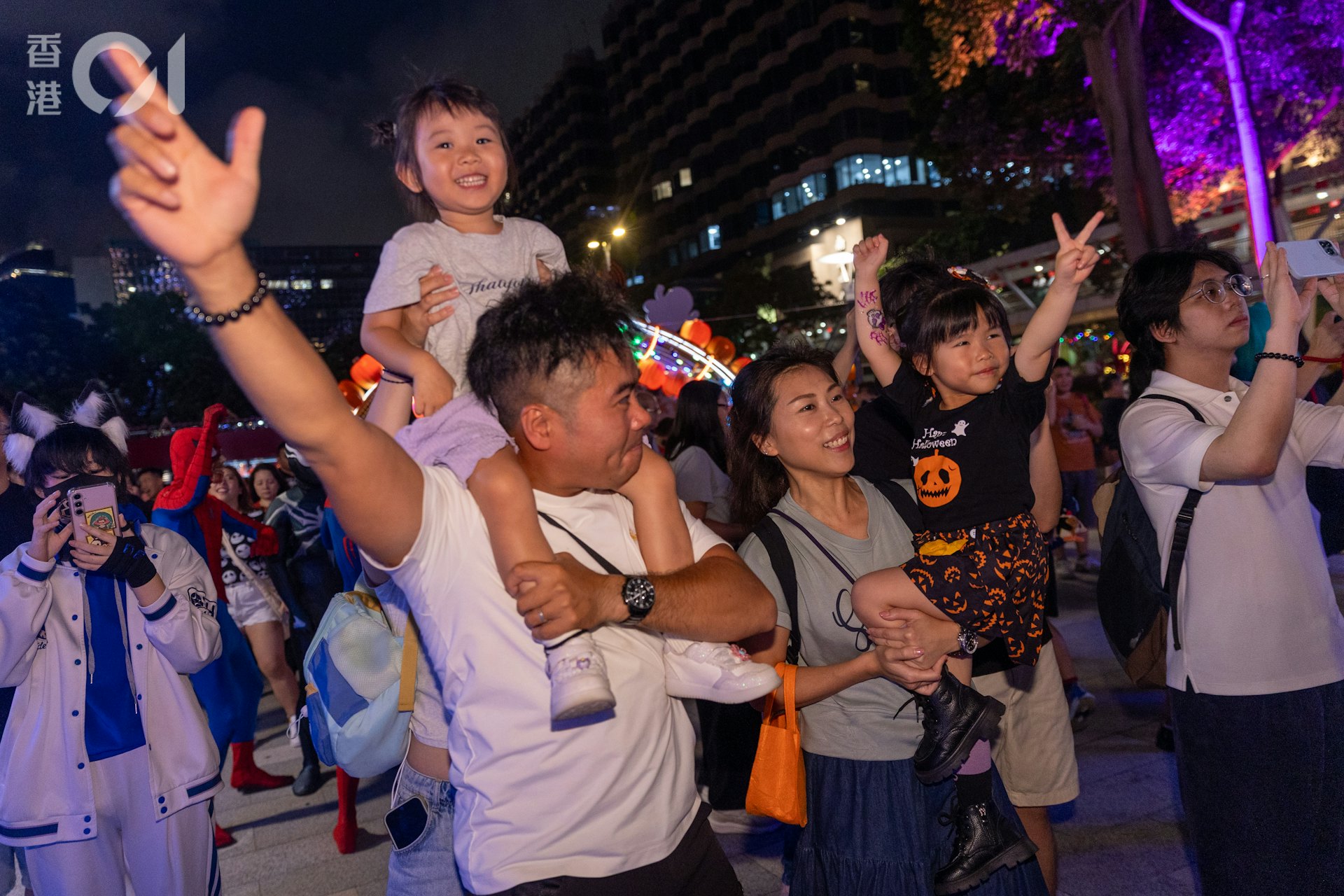 夜晚7时,尖东么地道花园气氛热烈。