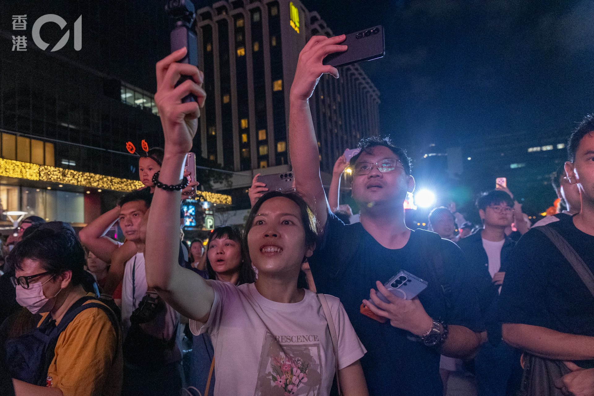 夜晚7时,尖东么地道花园气氛热烈。