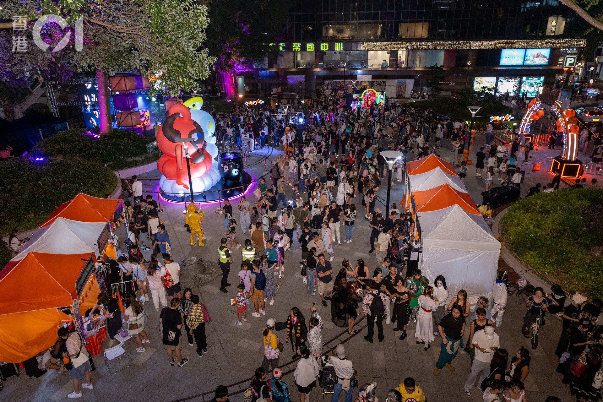 夜晚7时,尖东么地道花园气氛热烈。