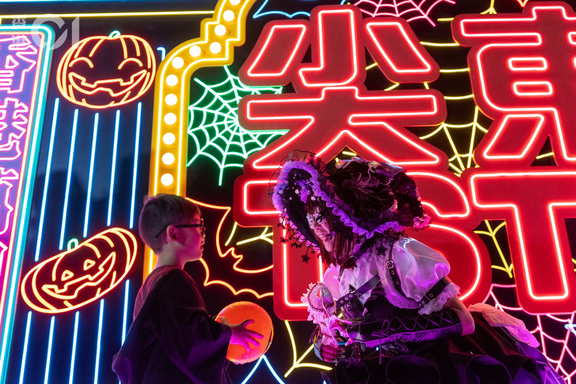 「Cosplay 世一」Ar Lu 和 Ronnie 今晚亦有参加派对,他们分别扮演手游第五人格的园丁及动漫角色链锯人。