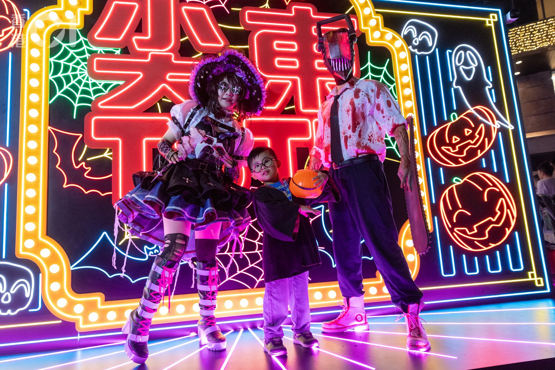 「Cosplay 世一」Ar Lu 和 Ronnie 今晚亦有参加派对,他们分别扮演手游第五人格的园丁及动漫角色链锯人。