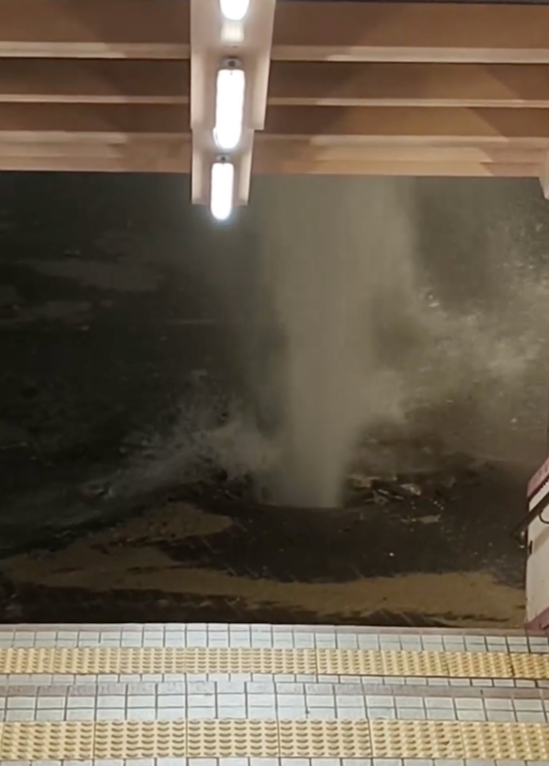 天水围天荣路11号对开行人天桥入口处地底爆水管。