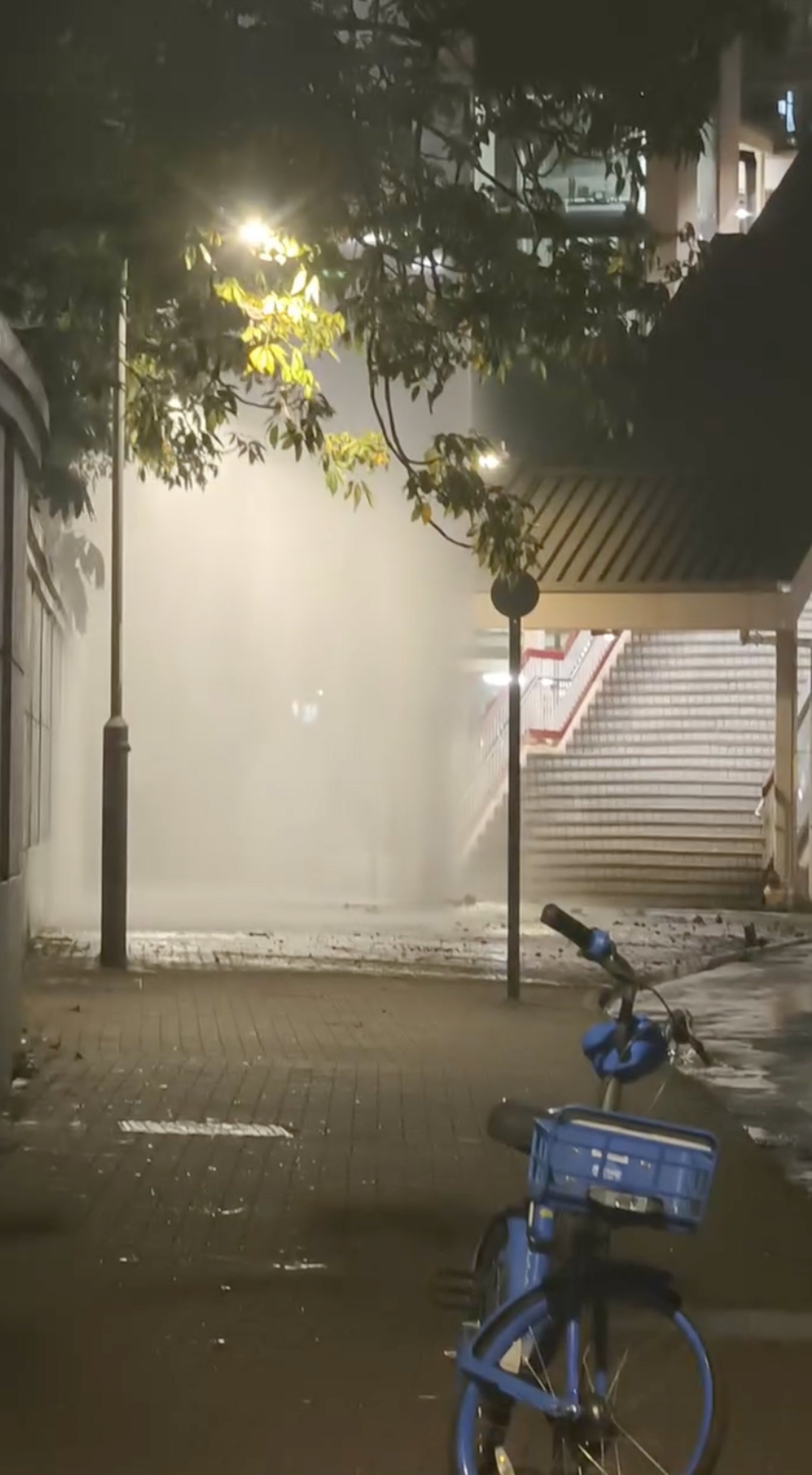 天水围天荣路11号对开行人天桥入口处地底爆水管。