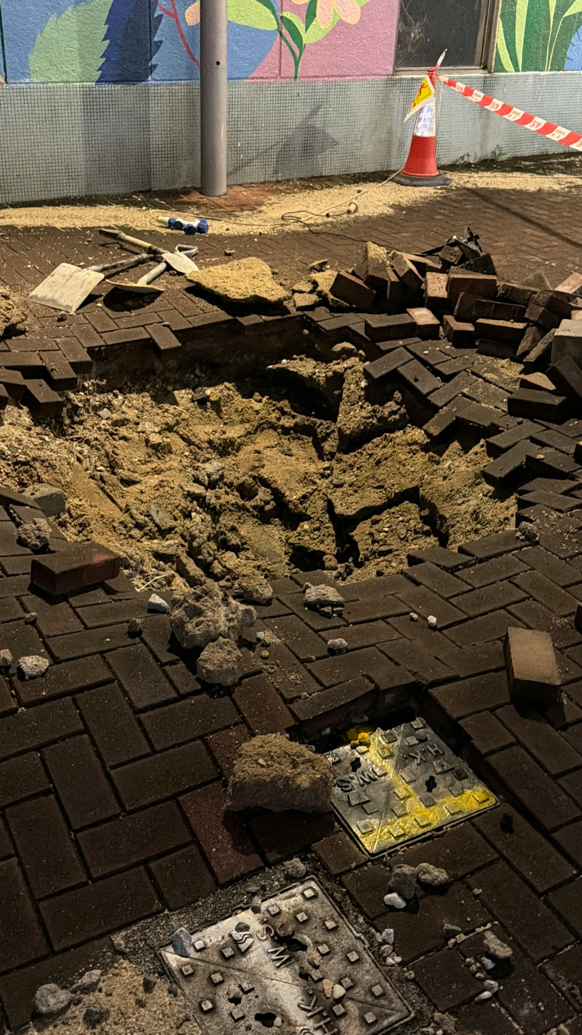 积水退却后,可见多块路砖被冲起,路面遗下凹洞。(Threads@tswnarrative)