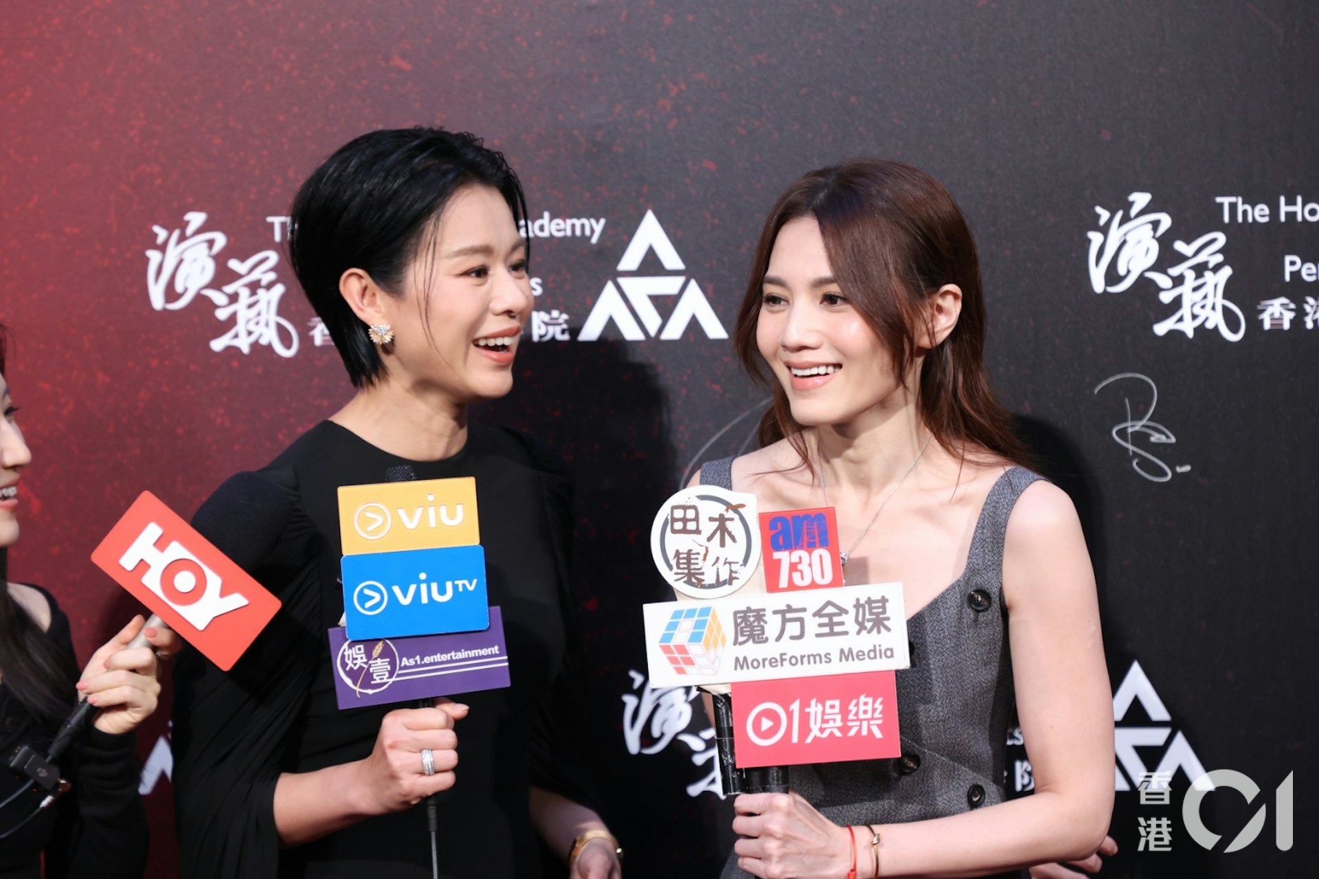 电影《第四幕》由尔冬升监制、王德健导演,冯德伦(Stephen)、胡杏儿、周秀娜、杨伟伦(阿卵)主演,今日(17/10)回到主要取景地香港演艺学院,进行慈善首映。