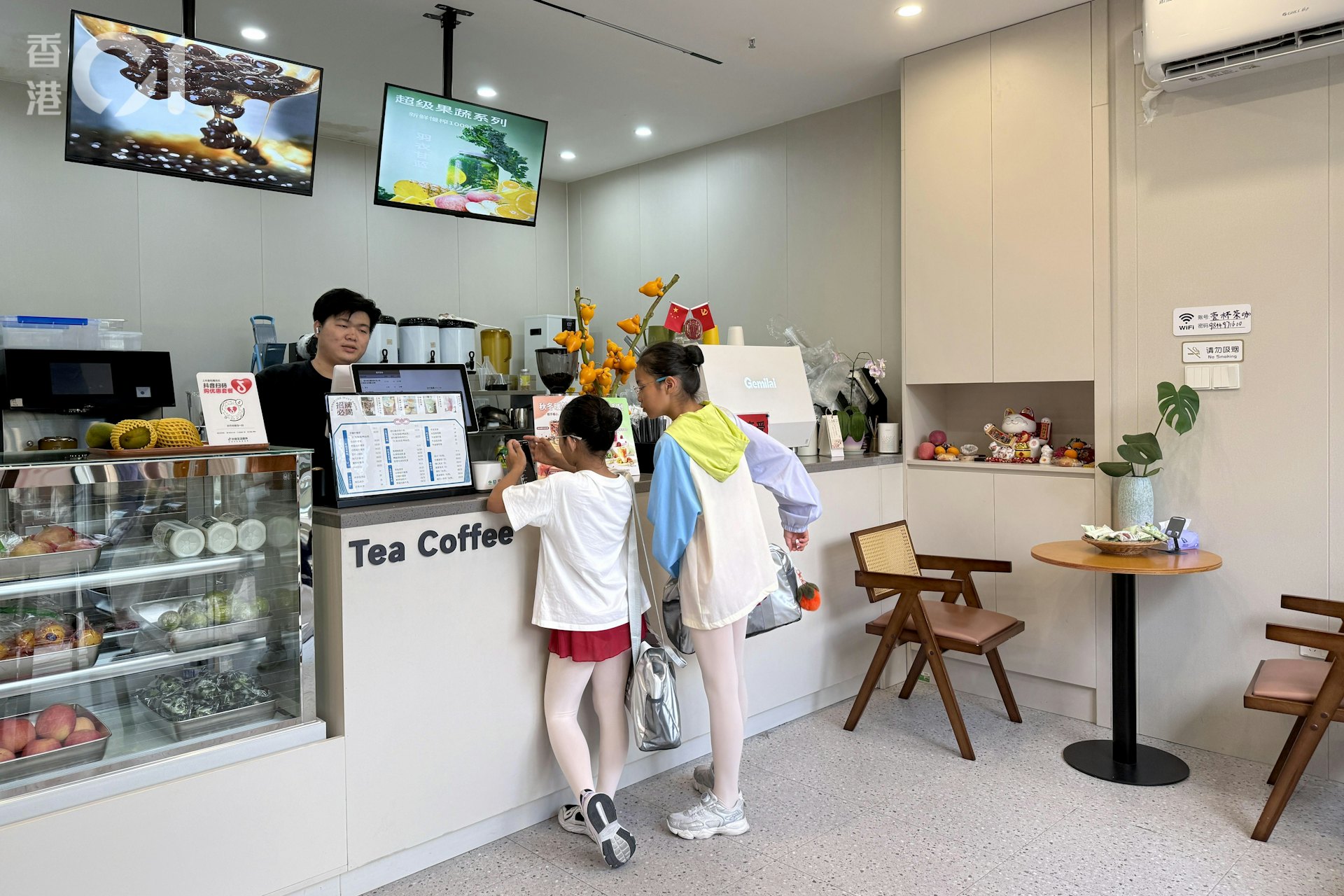 记者与店主吴先生聊天约半小时,仅得两人进店分别购买咖啡及柠茶。