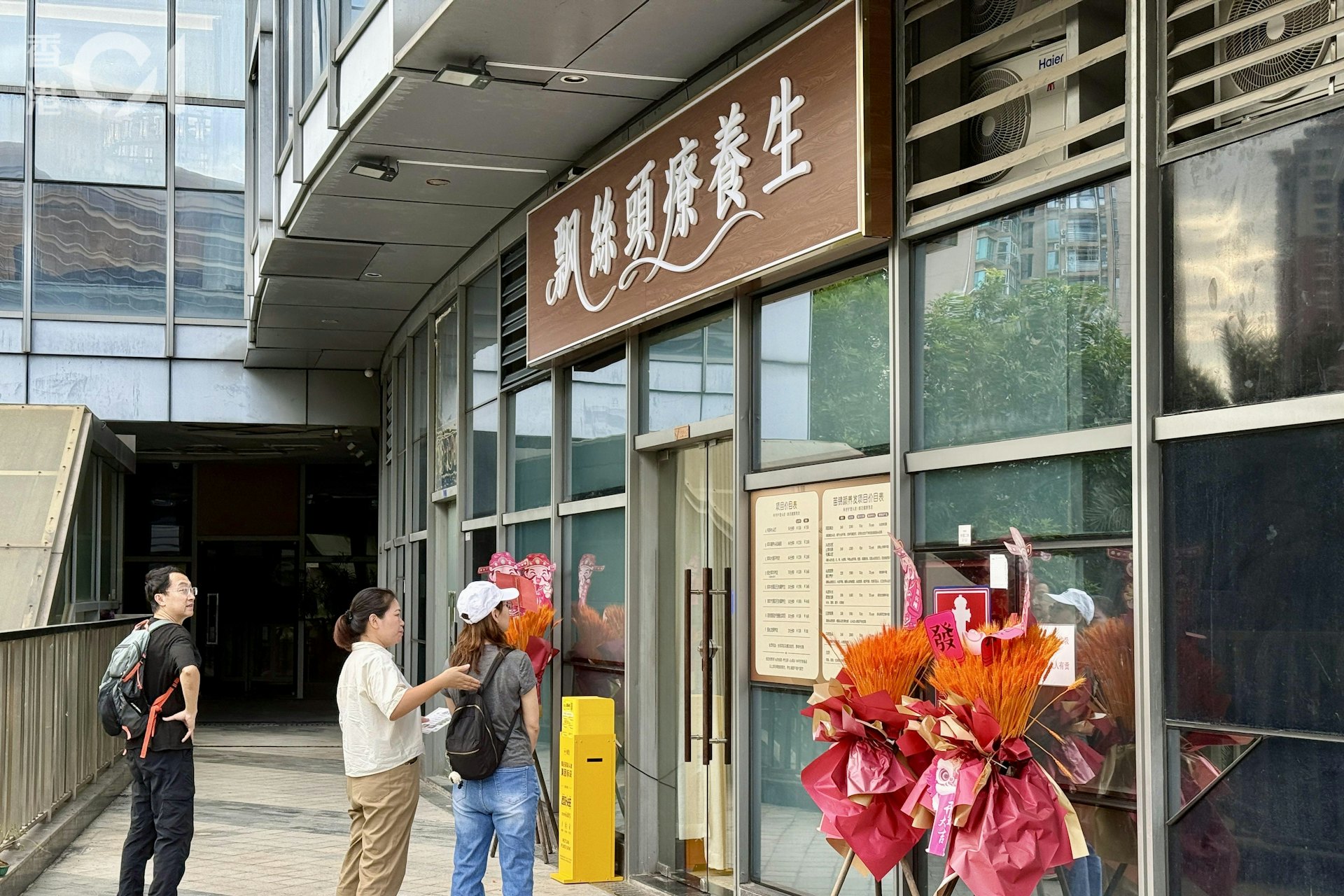 「廊桥国际」小区最少有7间按摩店,大部份在最近开业。