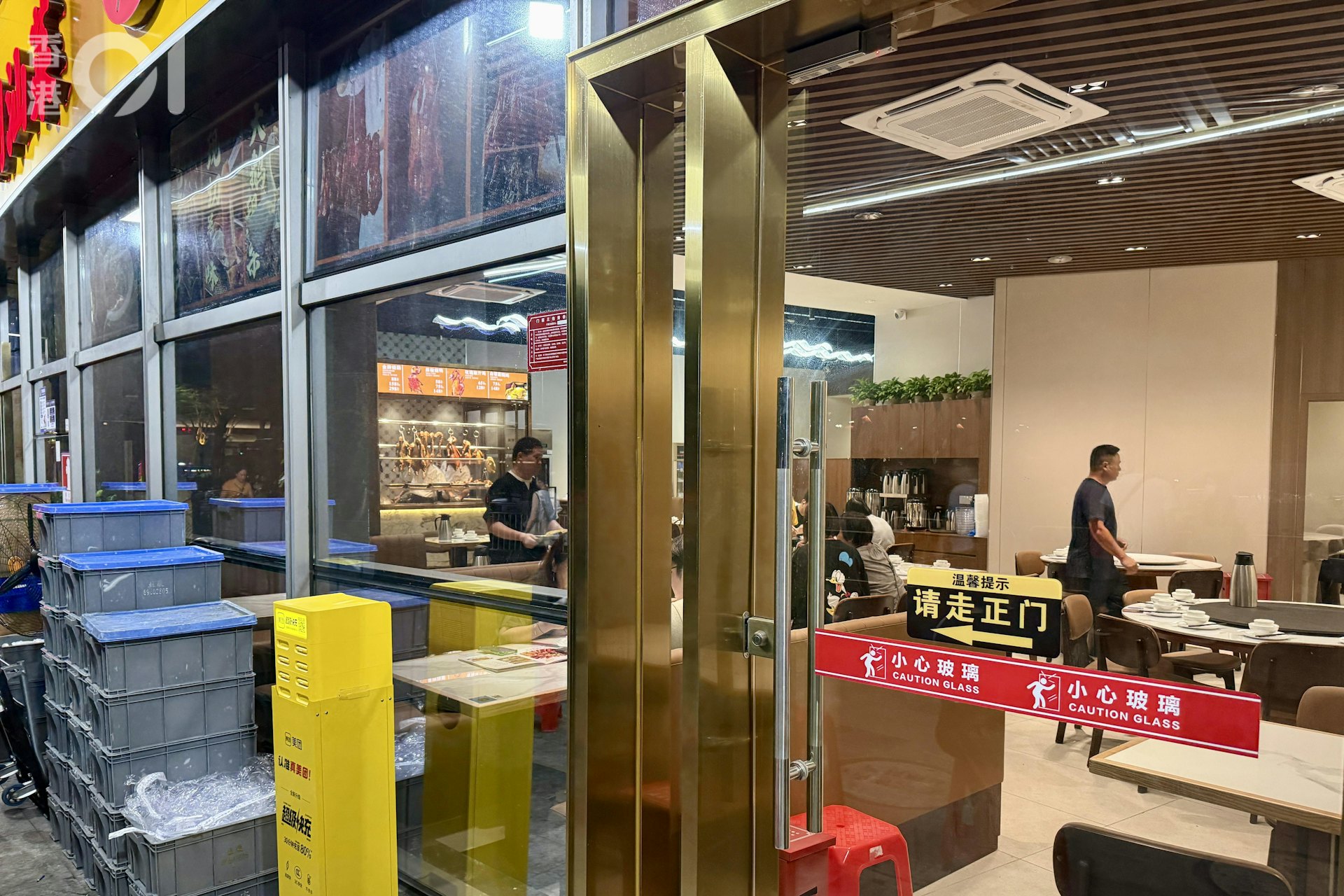 虽然多间餐厅正对新皇岗口岸,惟晚饭时段店内仍有大量空桌。