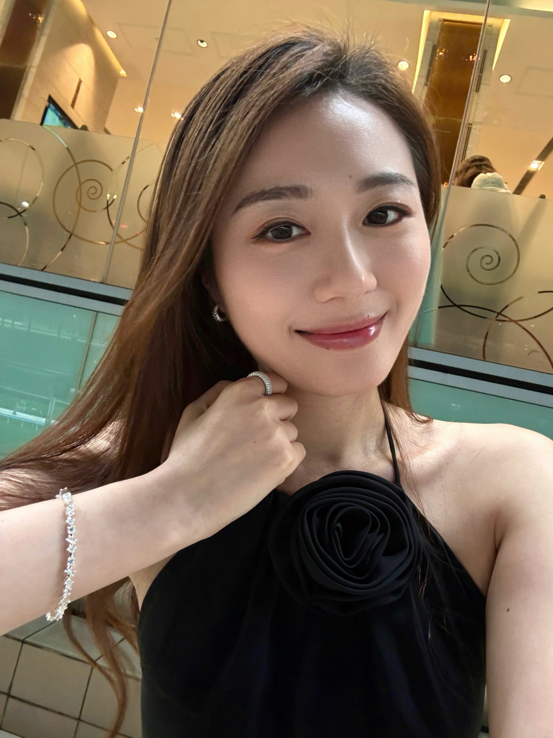 王菲现身马场打卡。(IG@wongfeiiiiii)