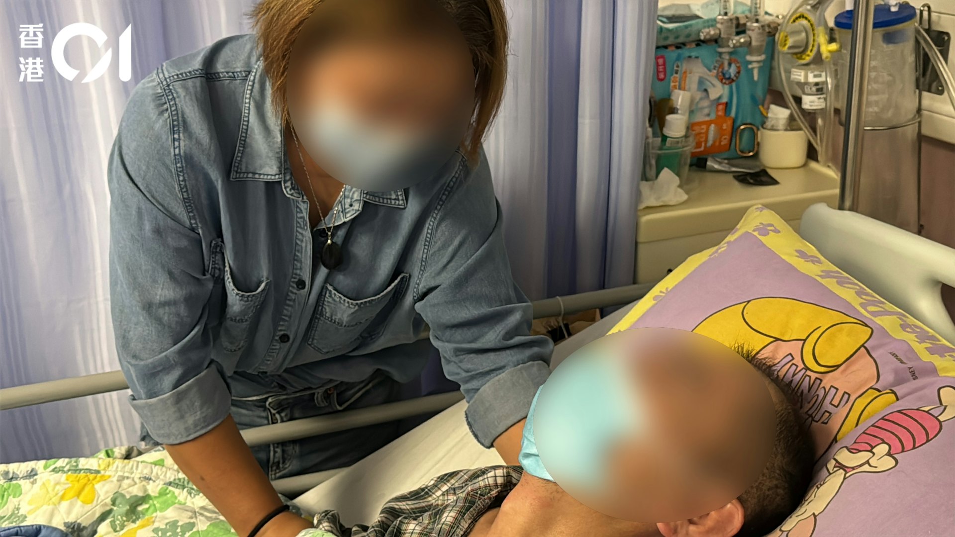 平台外卖员Joe今年5月送完订单,折返候单地点途中遇交通事故,颈椎骨折,全身瘫痪。其太太阿仪每日下班后会赶到医院,为他按摩手脚。