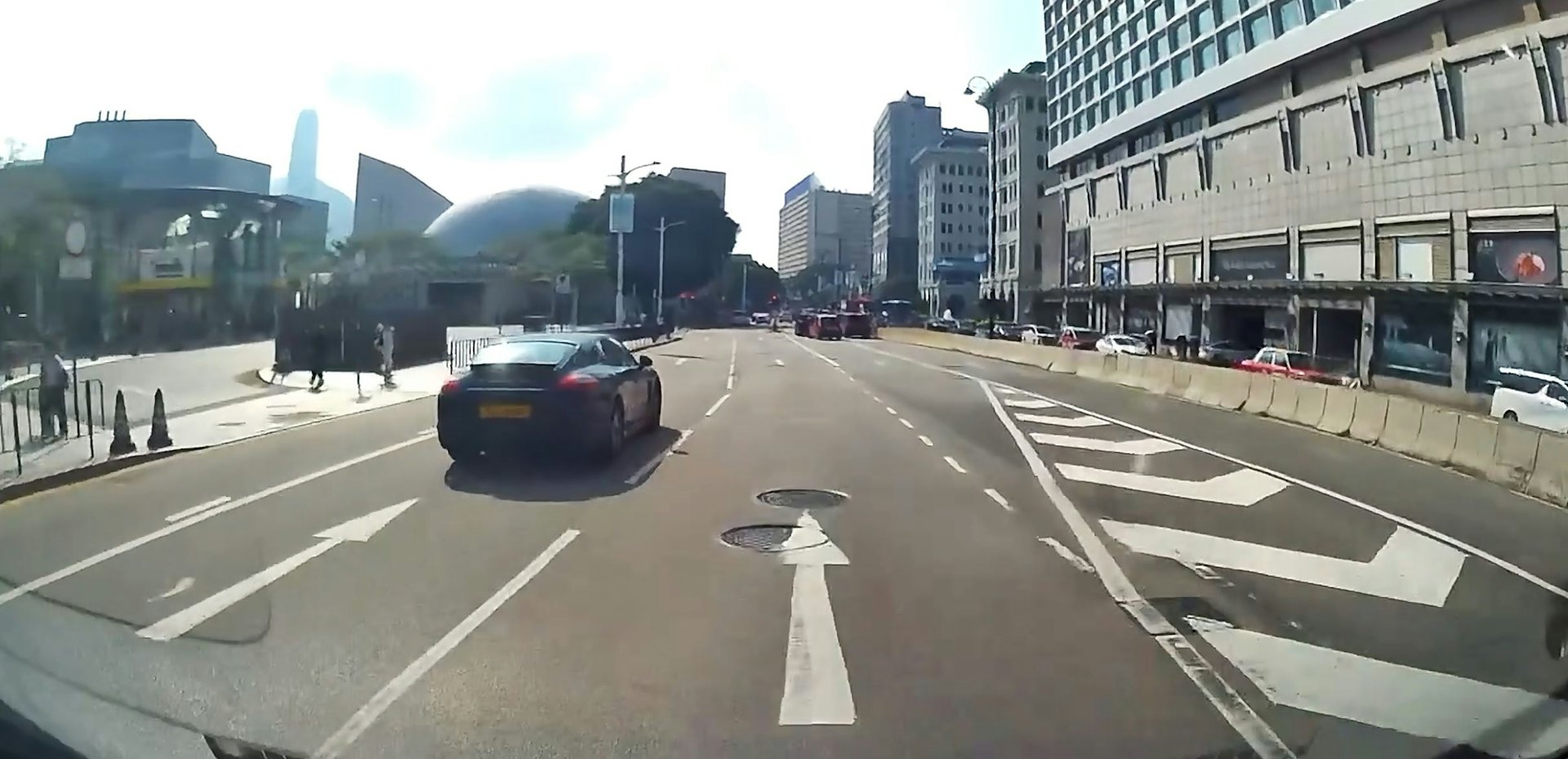 尖沙咀保时捷闯红灯引热议 网民嘲似Roadster飞天 新罚款标准详解 尖沙咀保时捷闯红灯引热议 网民嘲似Roadster飞天 新罚款标准详解