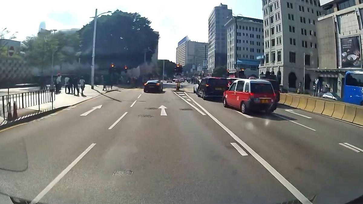 尖沙咀保時捷衝紅燈　途人停步讓路　網民：以為係Roadster飛過去