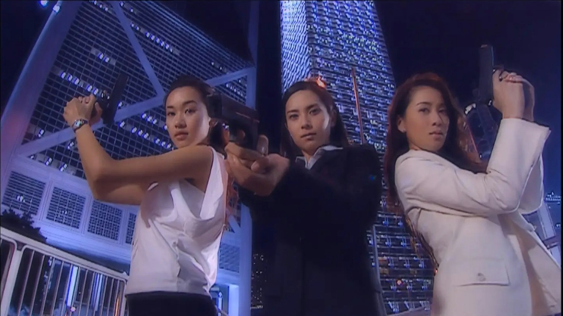 周家怡跟佘诗曼是拍《倚天屠龙记》(2001)时相识,去到《无名天使3D》(2004)就更加熟络。
