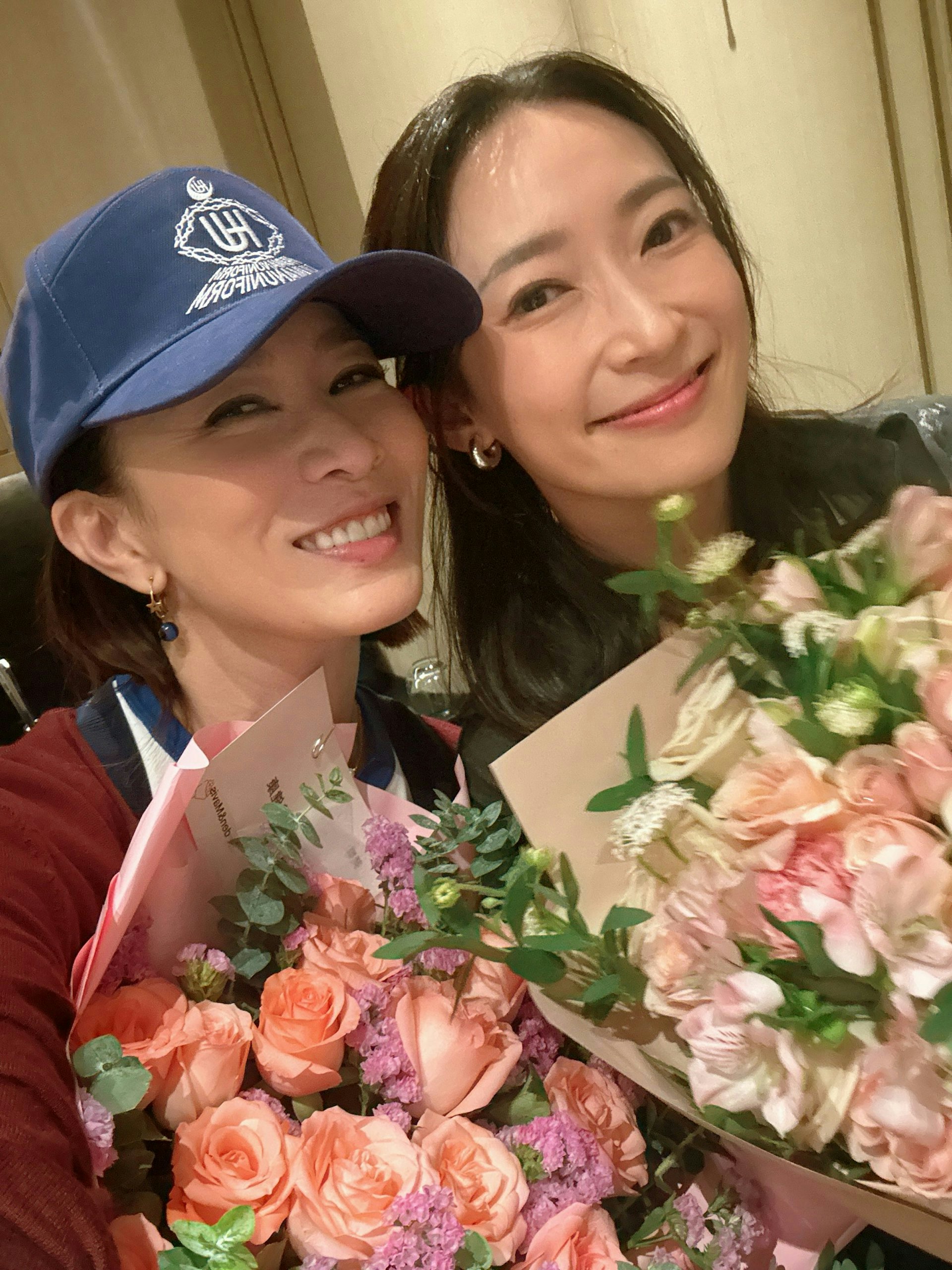 周家怡认为跟佘诗曼的友谊,不是单凭一、两件事断定。「有时那份陪伴都好重要。我们不只是工作,由十几岁到现在走过的人生,一直有她陪伴。」