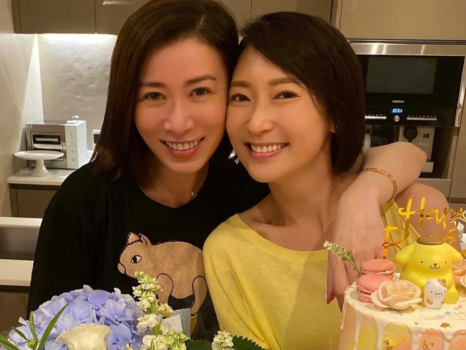 周家怡认为跟佘诗曼的友谊,不是单凭一、两件事断定。「有时那份陪伴都好重要。我们不只是工作,由十几岁到现在走过的人生,一直有她陪伴。」