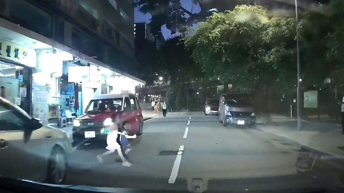 柴灣2童突衝出馬路 司機慢駛變急煞 網民斥︰父母去咗邊|有片