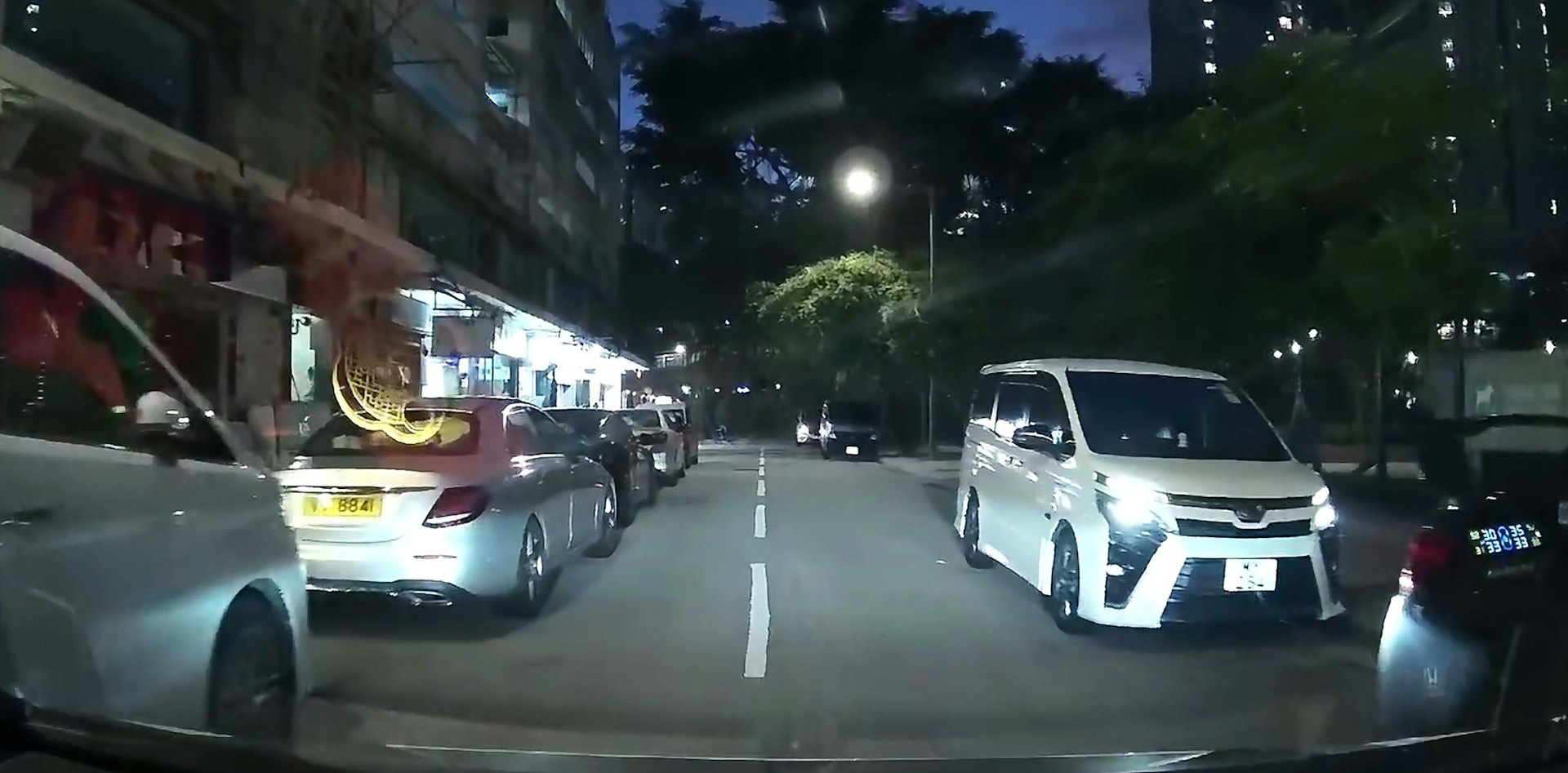 柴湾险酿车祸!两童突然窜出马路 司机急刹避险引发家长责任热议 柴湾险酿车祸!两童突然窜出马路 司机急刹避险引发家长责任热议