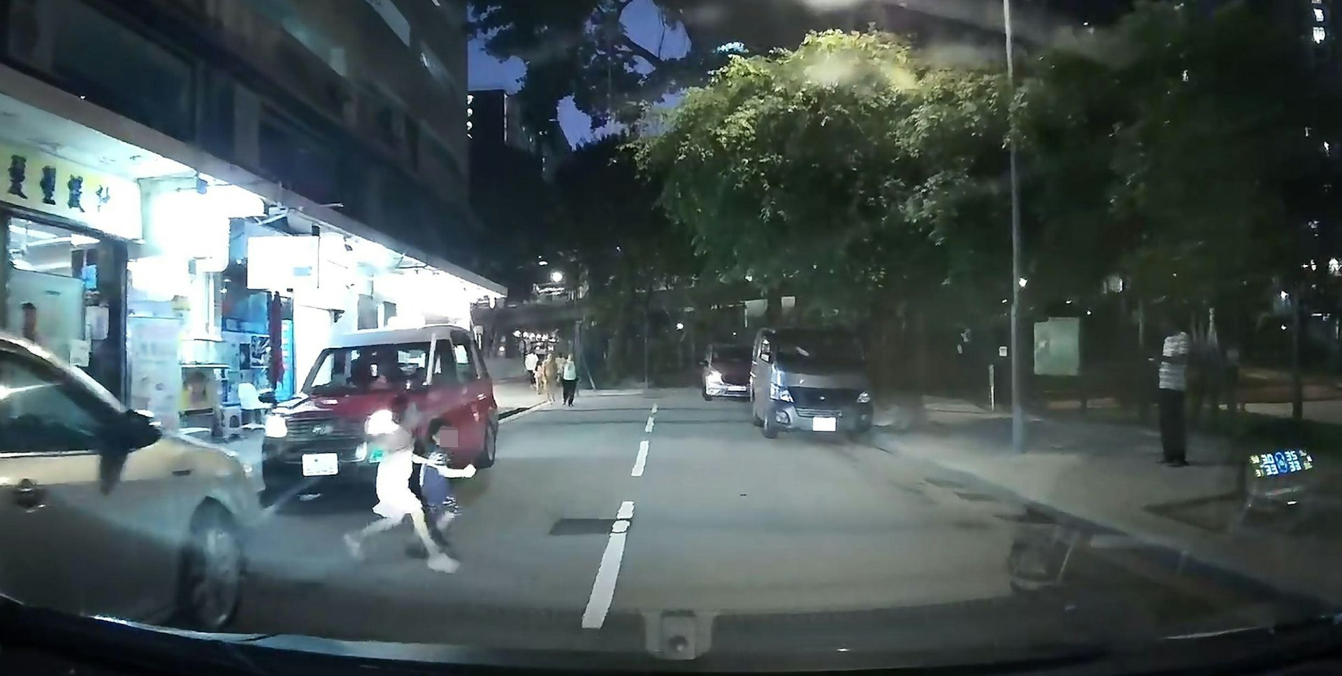 突然有一对男女童从行人路「摄车罅」冲出马路,横越车头由左至右奔跑。(Facebook群组「车cam L(香港群组)」影片截图)