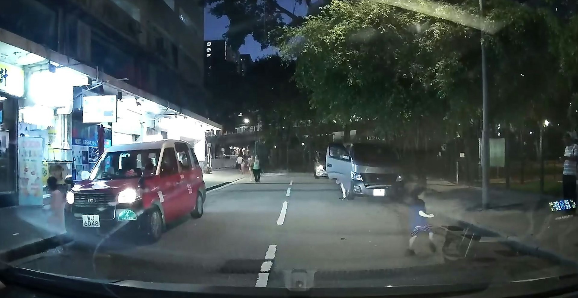女童跑回左行人路,男童则索性继续冲去对面右边行人路,没有受伤。(Facebook群组「车cam L(香港群组)」影片截图)