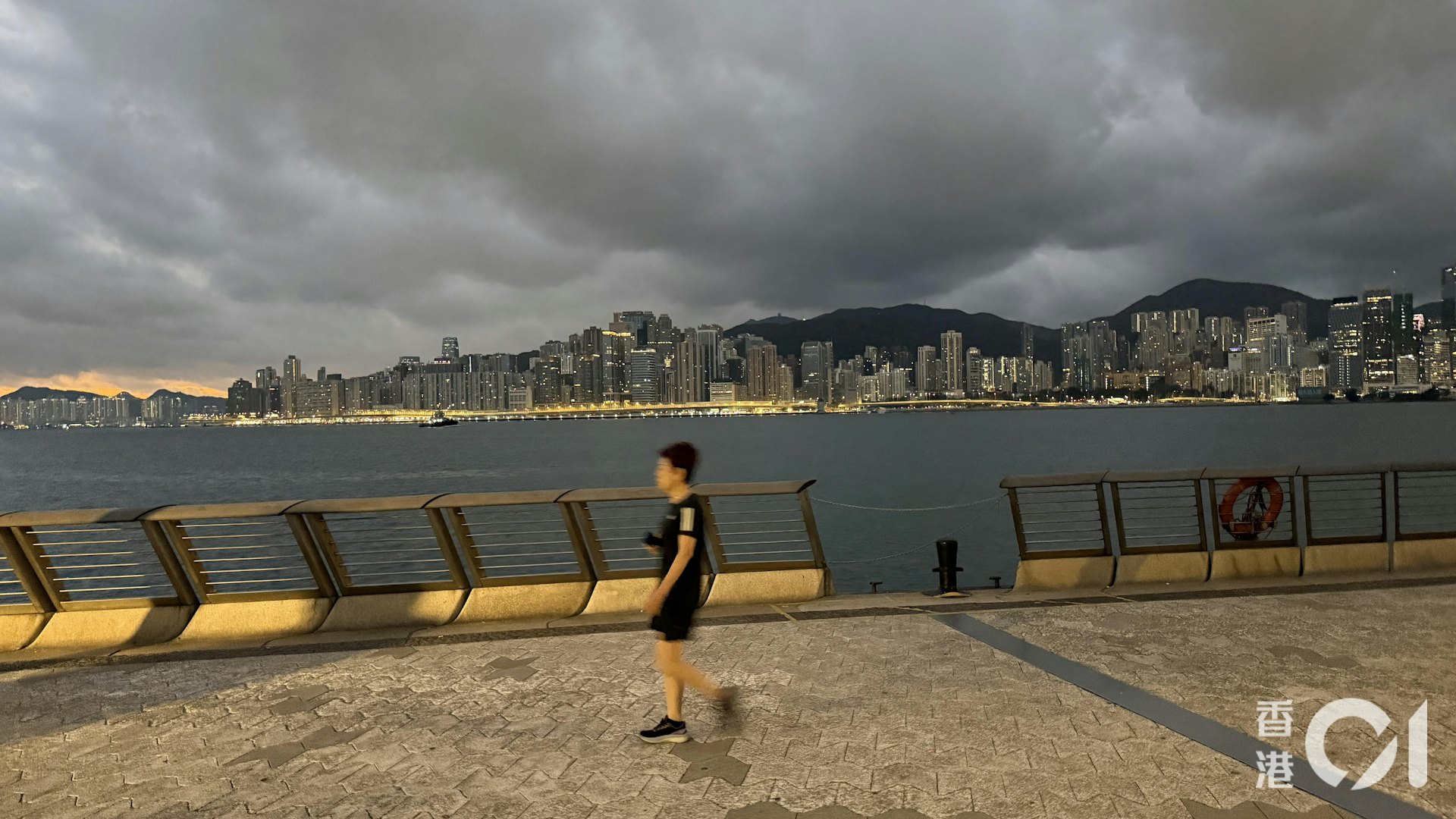 天文台表示,今日(18日)大致多云,早上有一两阵微雨,日间部份时间有阳光及干燥,最高气温约31度。