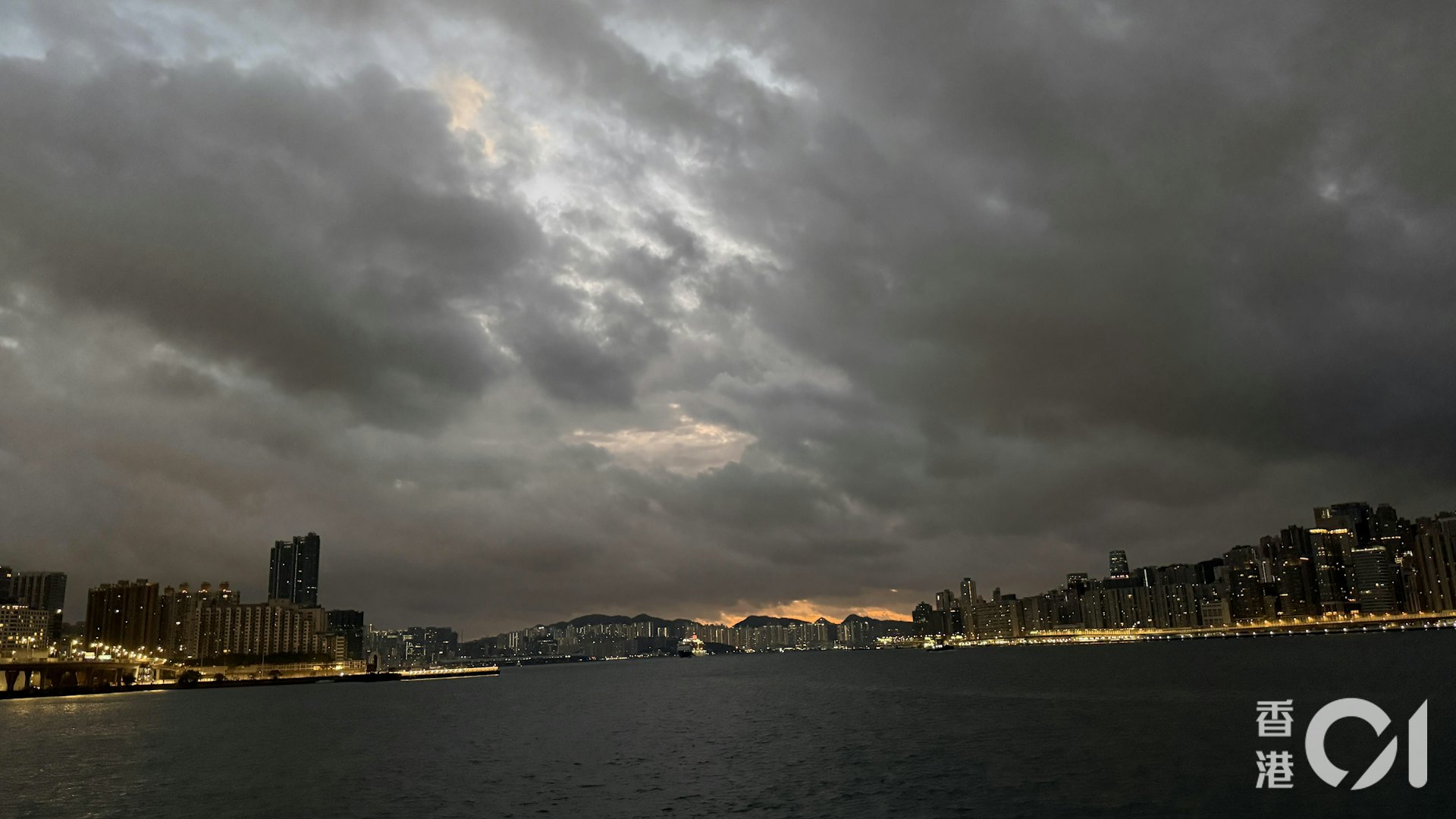 天文台表示,今日(18日)大致多云,早上有一两阵微雨,日间部份时间有阳光及干燥,最高气温约31度。