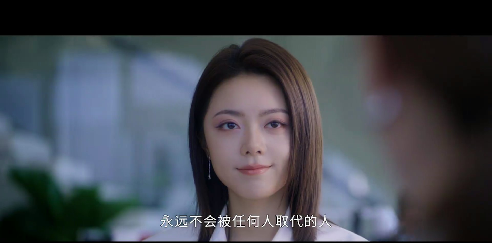 徐迟深知职场从不缺人才,想站稳脚步就必须在对手出手前抢先布局。(《无可替代》预告片截图)
