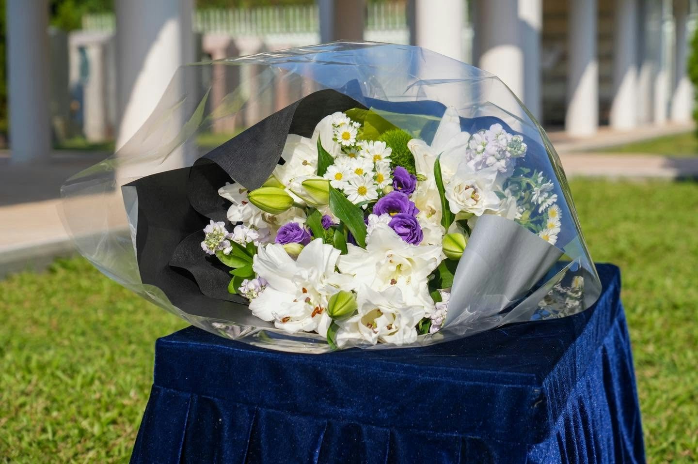 今日(18日)重阳节,公务员事务局局长杨何蓓茵早前到浩园悼念殉职公务员,并向马尼拉人质事件死难者献花。(杨何蓓茵FB)