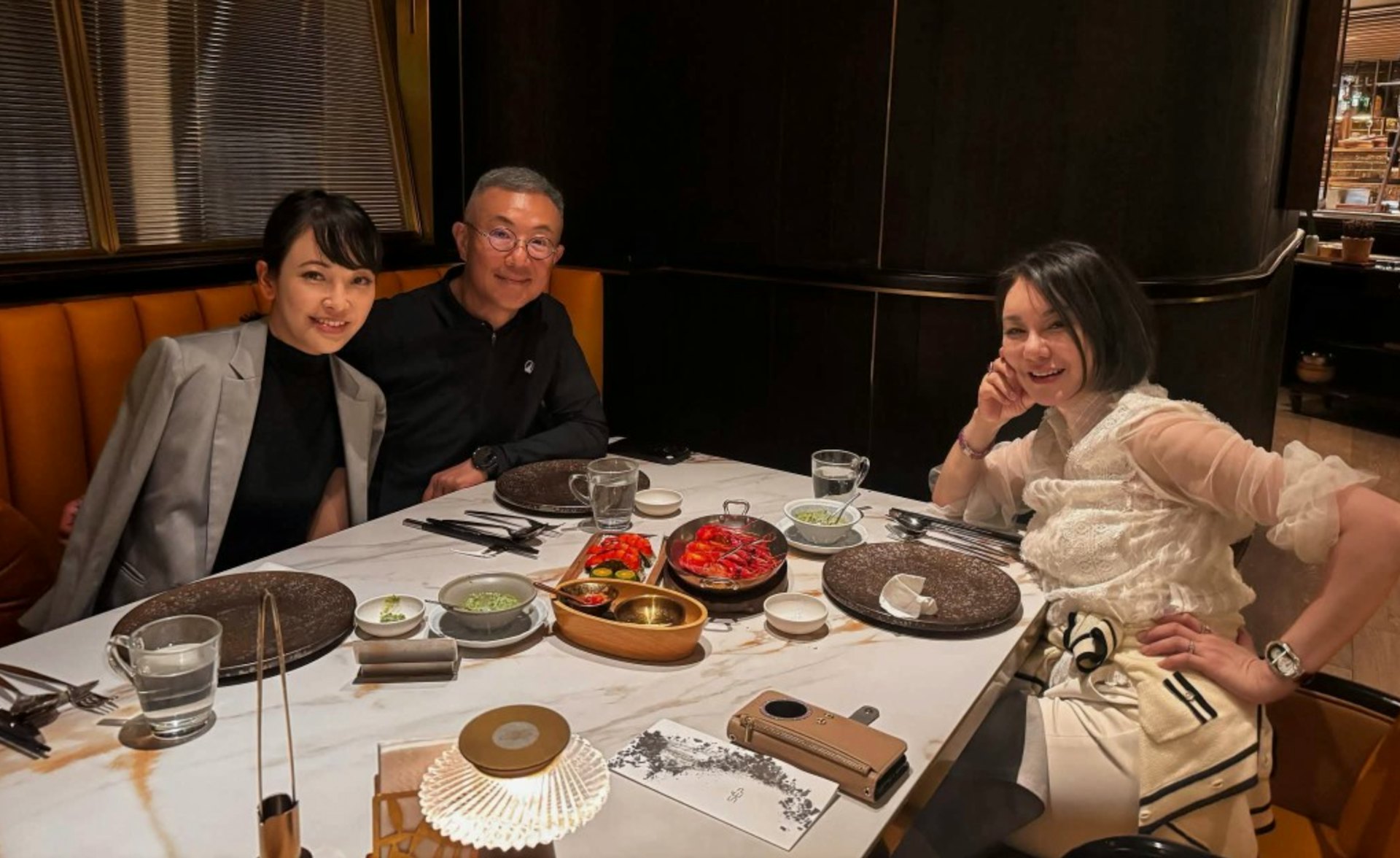 陈淑兰与旧爱祁文杰夫妇相约饭聚,三人对着镜头展露灿烂笑容。(陈淑兰 Facebook)