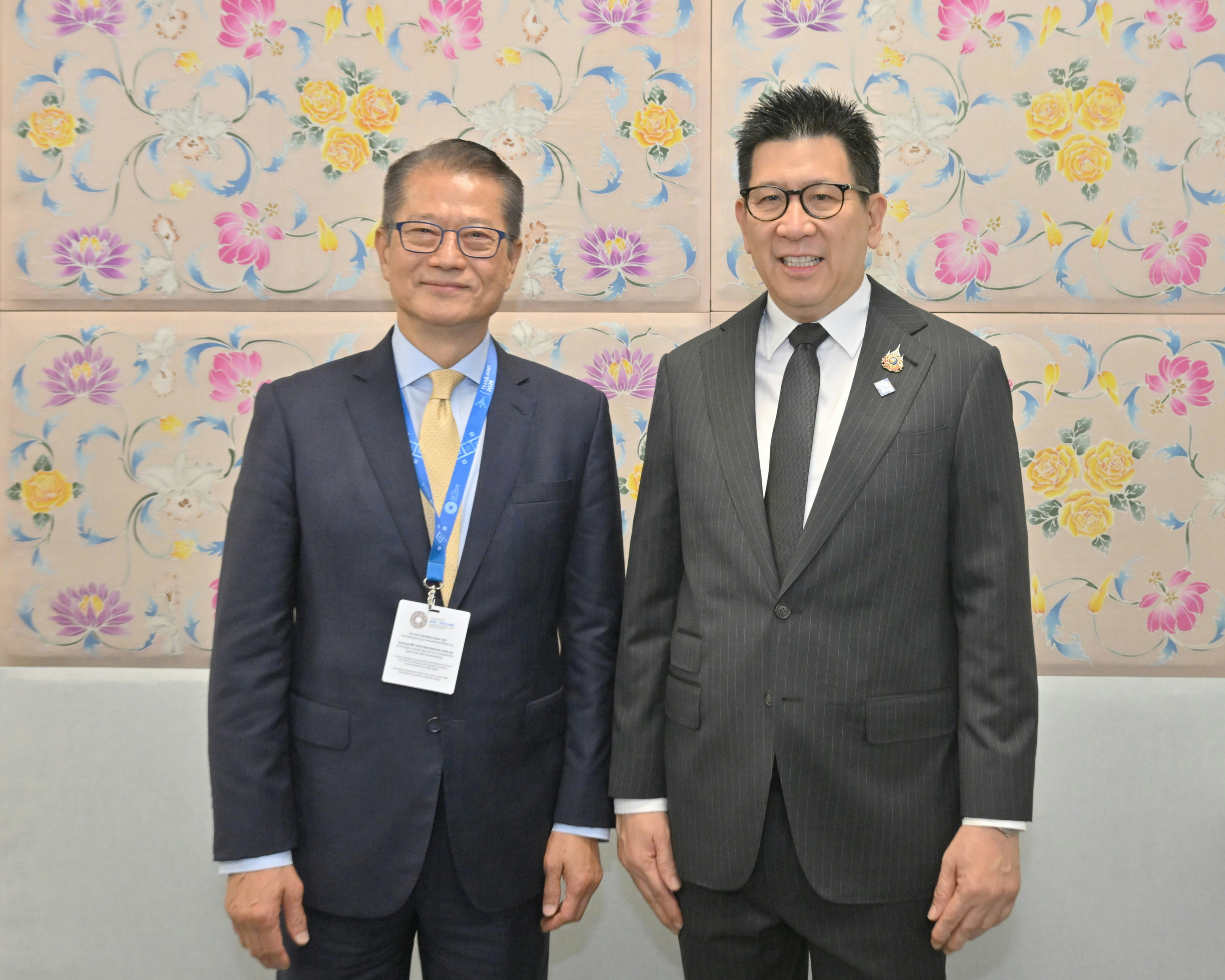 财政司司长陈茂波在曼谷与泰国副总理兼财政部长Ekniti Nitithanprapas(右)会面,就加强两地经贸和金融合作交换意见。(陈茂波网志)