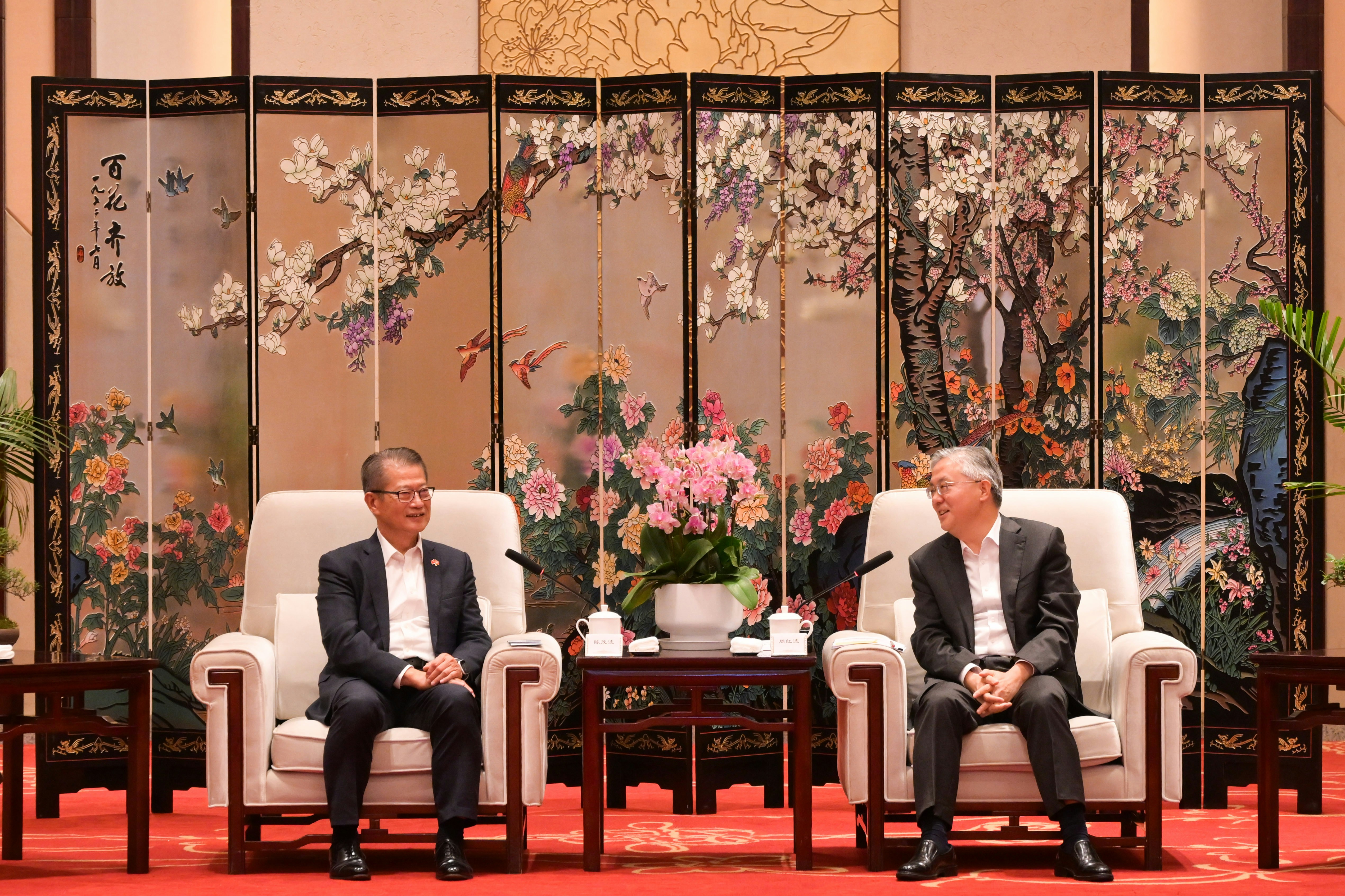 财政司司长陈茂波与南京市委书记周红波(右)见面。(陈茂波网志)