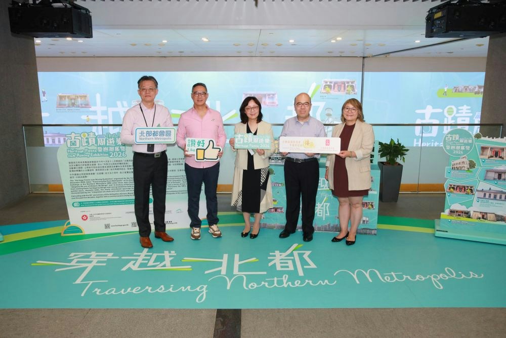 发展局局长宁汉豪(中)、发展局常任秘书长(工务)刘俊杰(左二)和发展局副秘书长(工务)潘伟荣(右二)早前一同参观「古蹟周游乐」的巡回展览。
