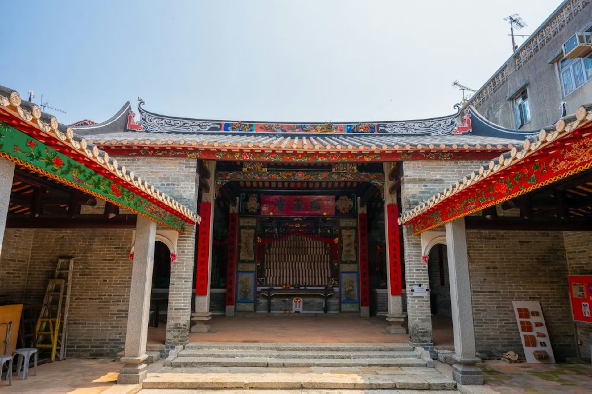 应龙廖公家塾又称「显承堂」,建于清朝道光十八年(1838年),属一级历史建筑,其后曾办凤溪幼稚园,并于2006年获联合国教科文组织亚太区文物古蹟保护奖荣誉奖。
