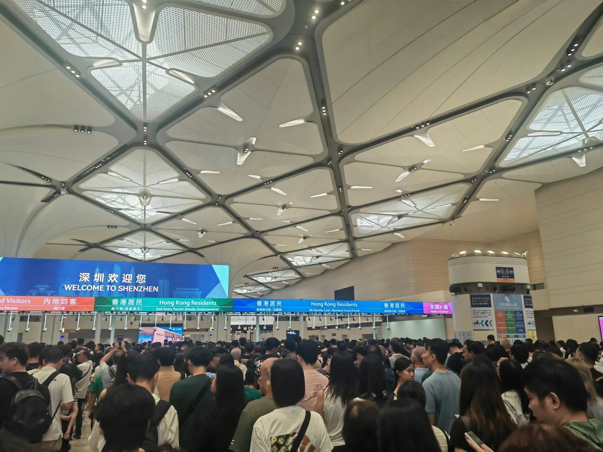 小红书有网民上载了多张现场图片,直言:「皇岗口岸还没准备好就别开了。」(小红书截图)