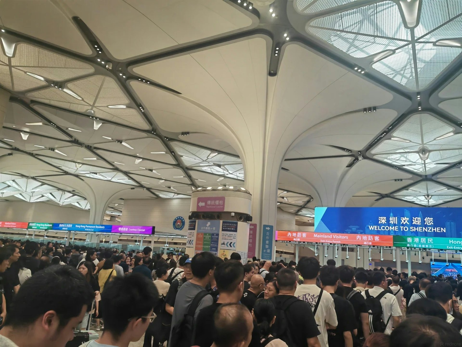 小红书有网民上载了多张现场图片,直言:「皇岗口岸还没准备好就别开了。」(小红书截图)