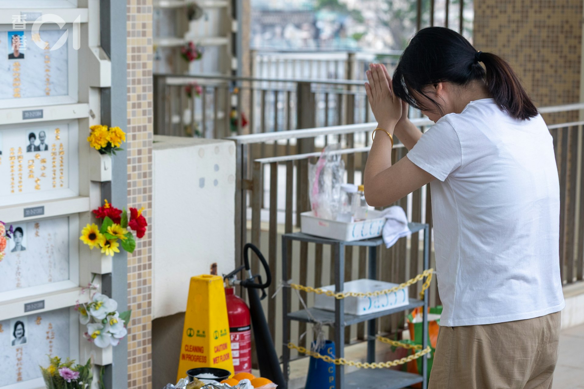 今日为重阳节,不少孝子贤孙带同祭品上山到坟场拜祭先人。