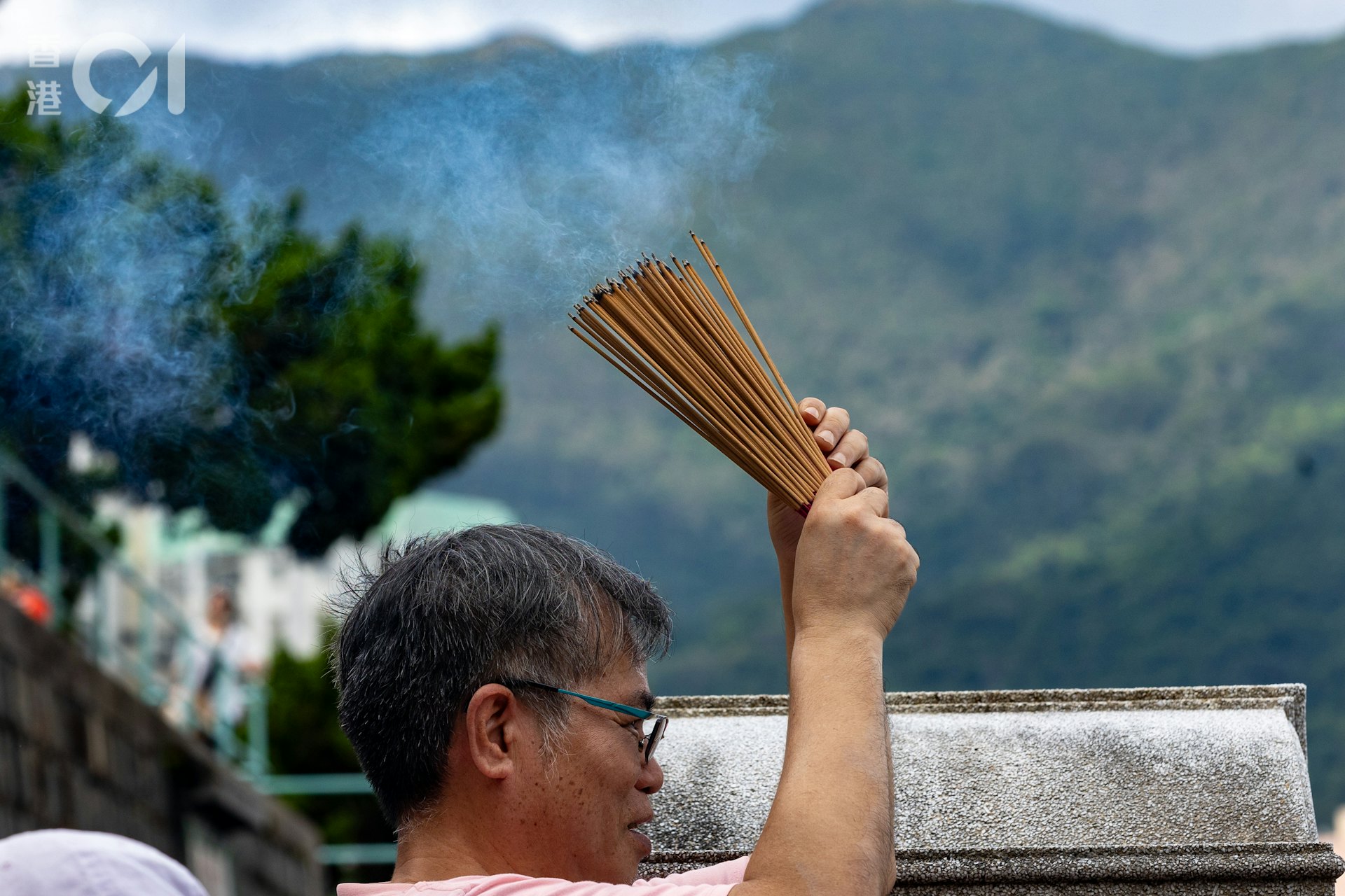 今日为重阳节,不少孝子贤孙带同祭品上山到坟场拜祭先人。
