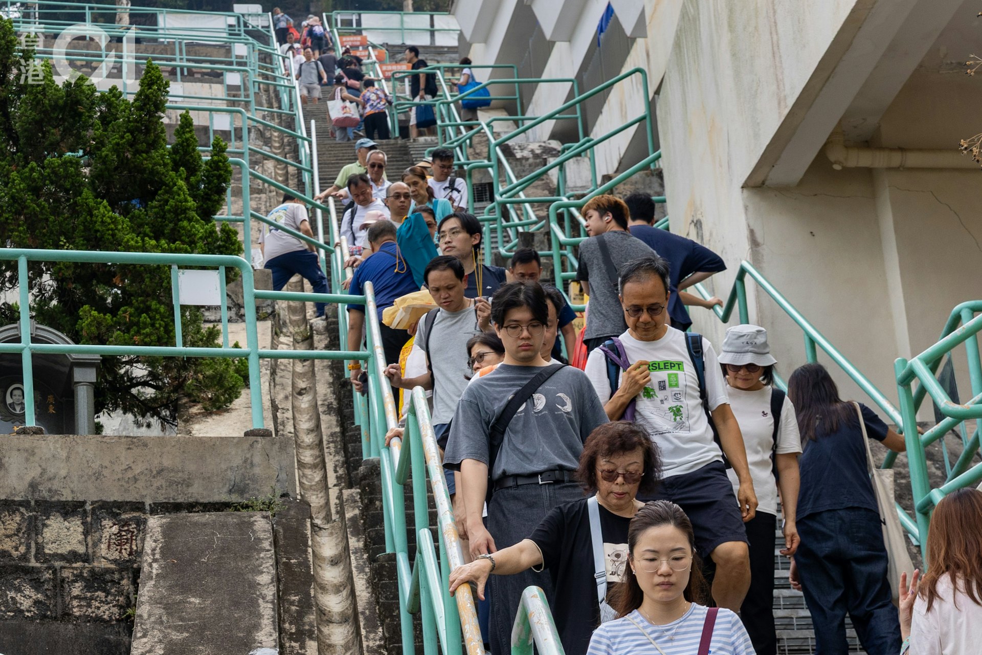 今日为重阳节,不少孝子贤孙带同祭品上山到坟场拜祭先人。