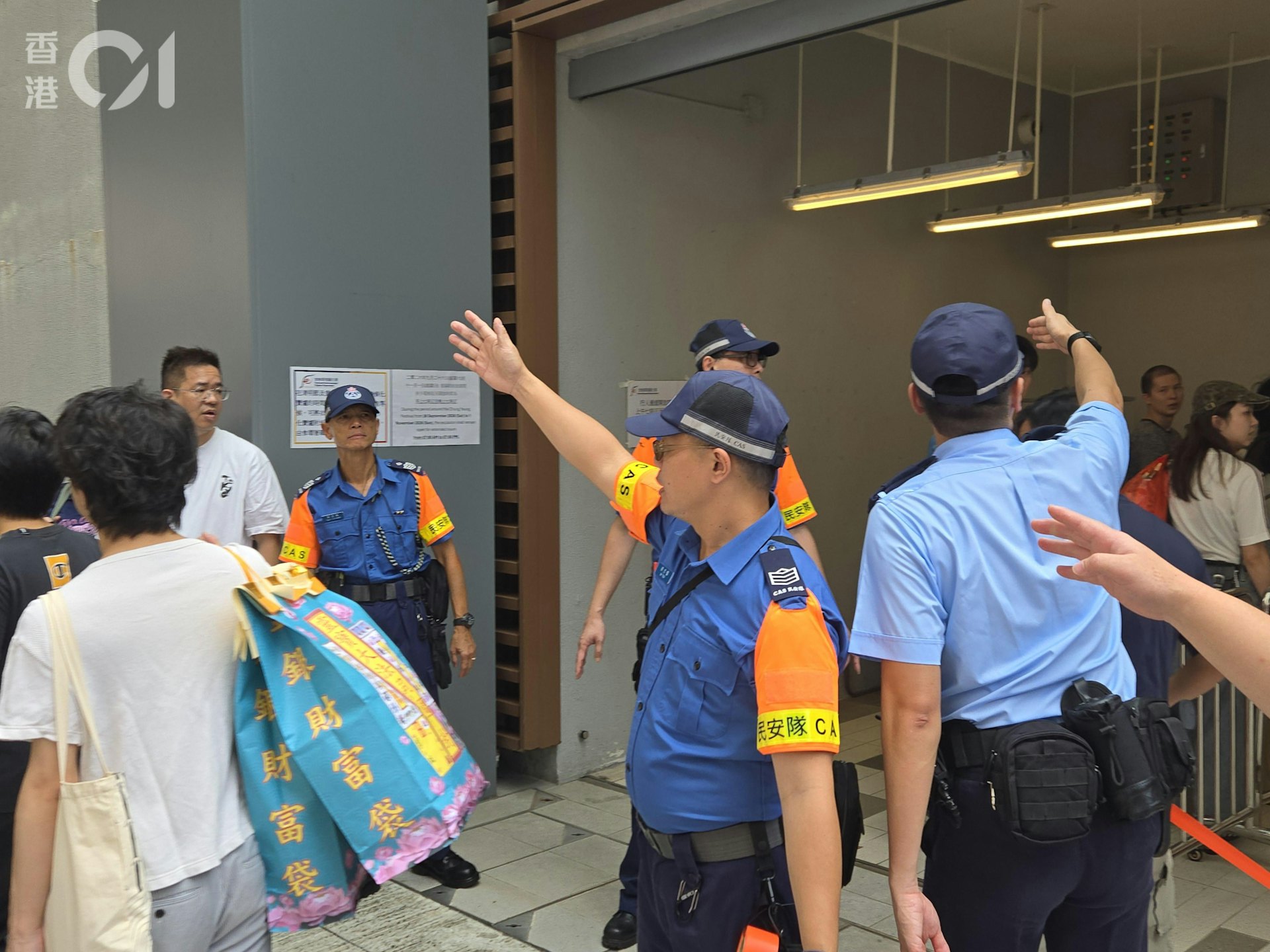 新厦街扶手电梯一度停运约10分钟,警实施人流管制措施。