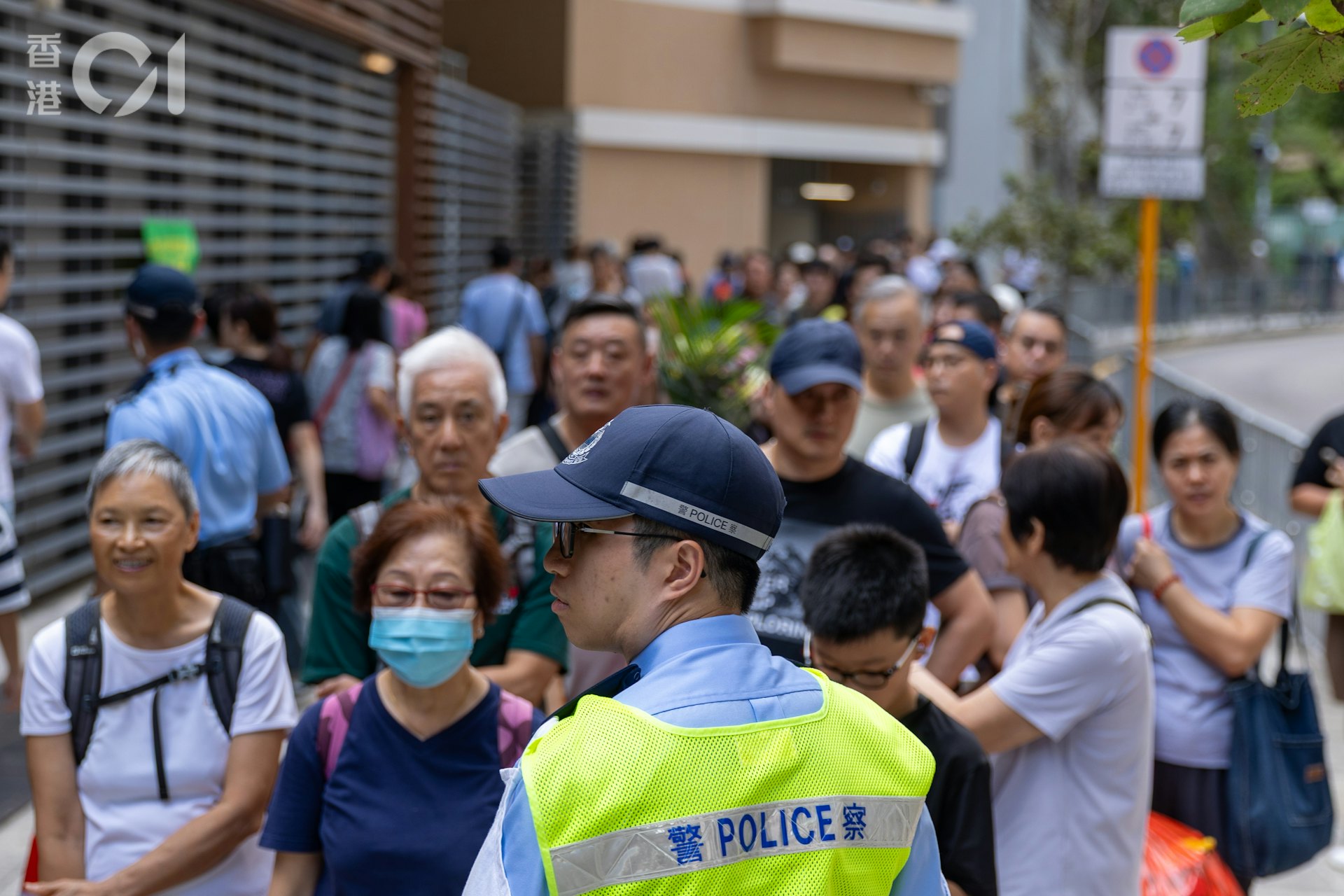 新厦街扶手电梯一度停运约10分钟,排队人龙延至柴湾道。