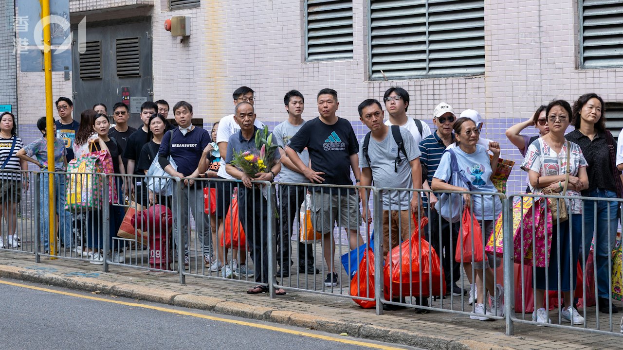 重陽節 | 孝子賢孫上山拜祭先人 柴灣墳場電梯一度停運排長龍