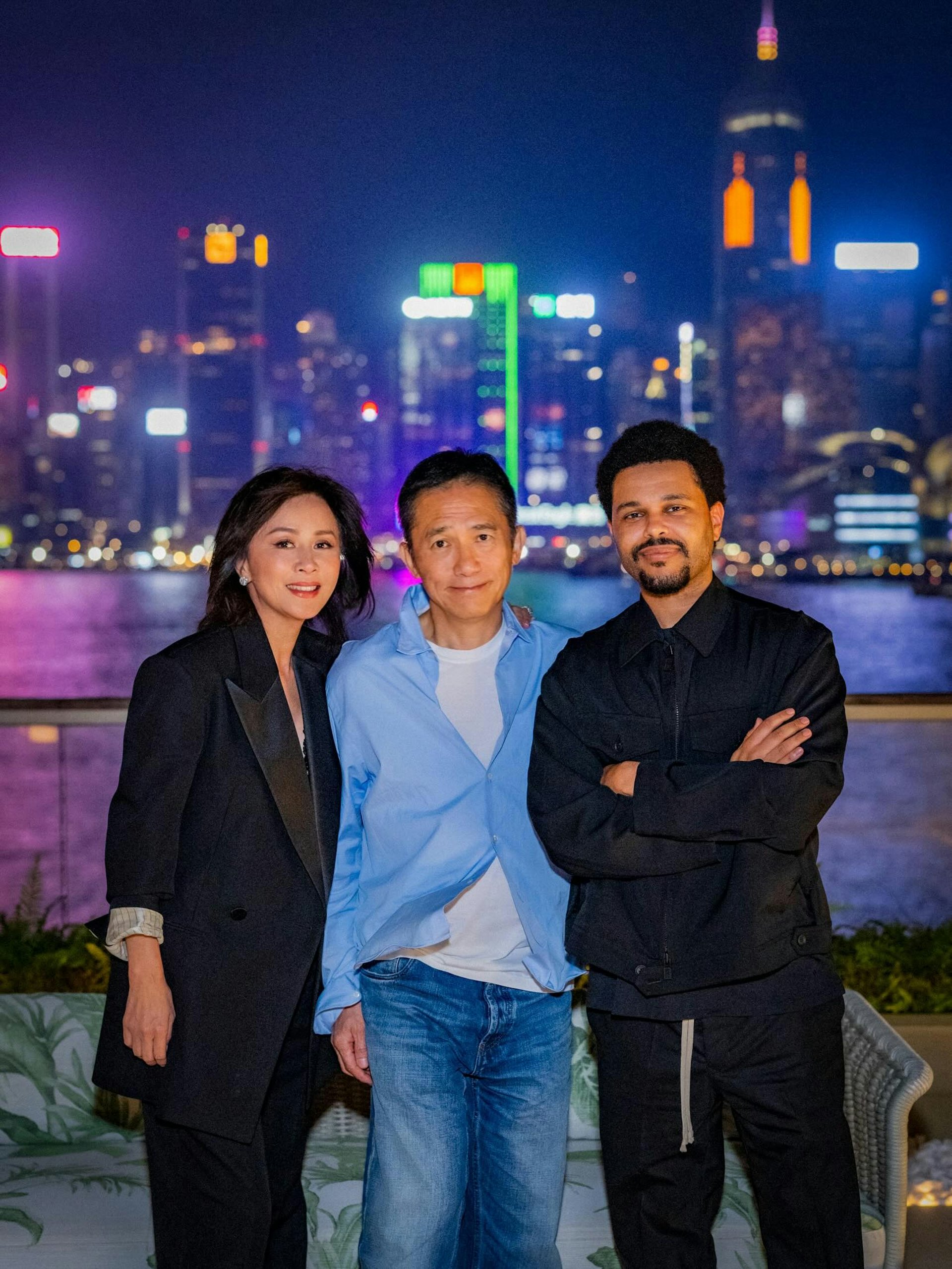 三人在维港前合照。