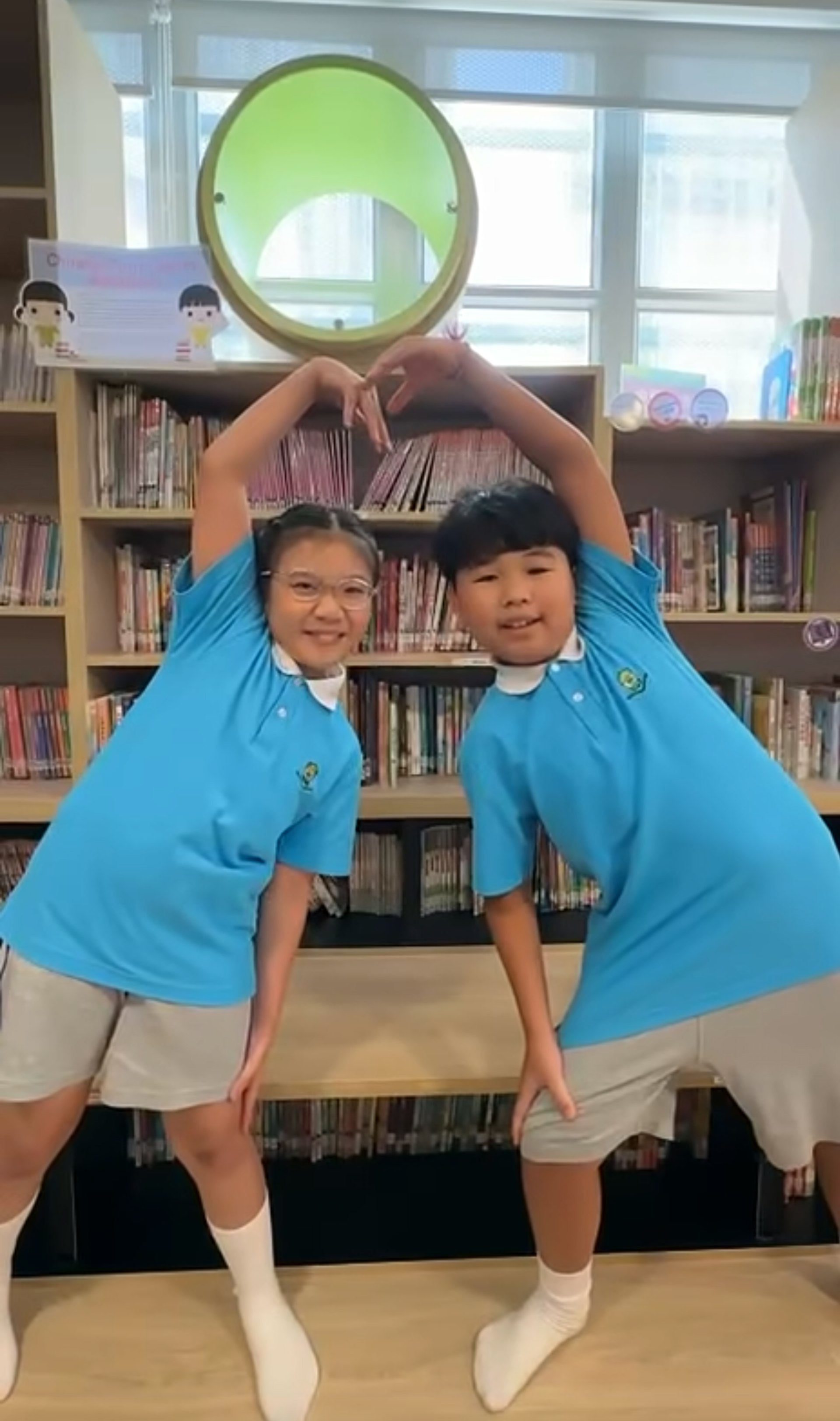 两位可爱的小学生对着镜头说:「姜叔叔,多谢你请我哋食健康嘅开心乐园餐呀!」还做出心心手势。(fb@福建中学附属学校)