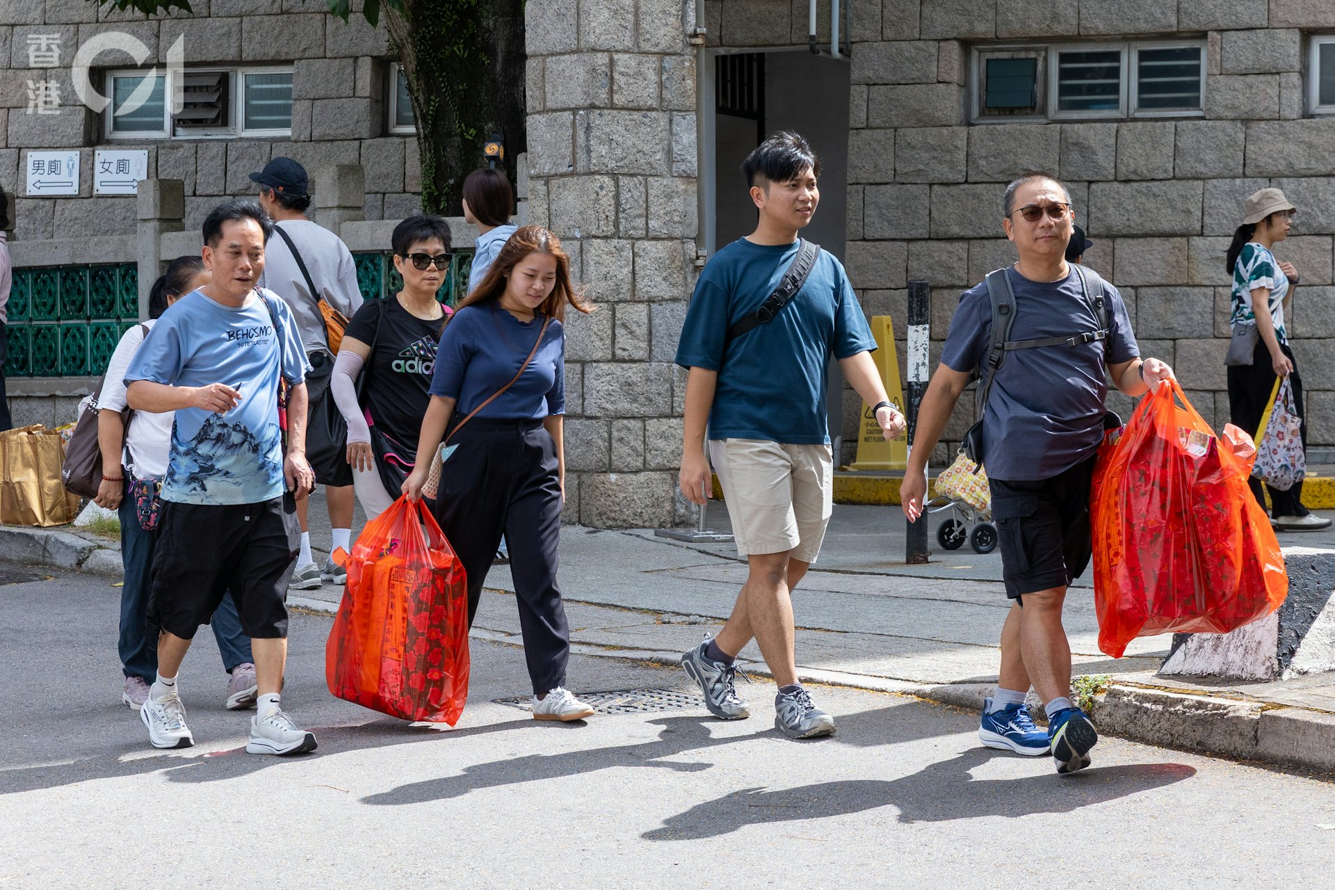 不少孝子贤孙带同祭品上山拜祭先人,柴湾哥连臣角道到处都可见拜祭的市民。