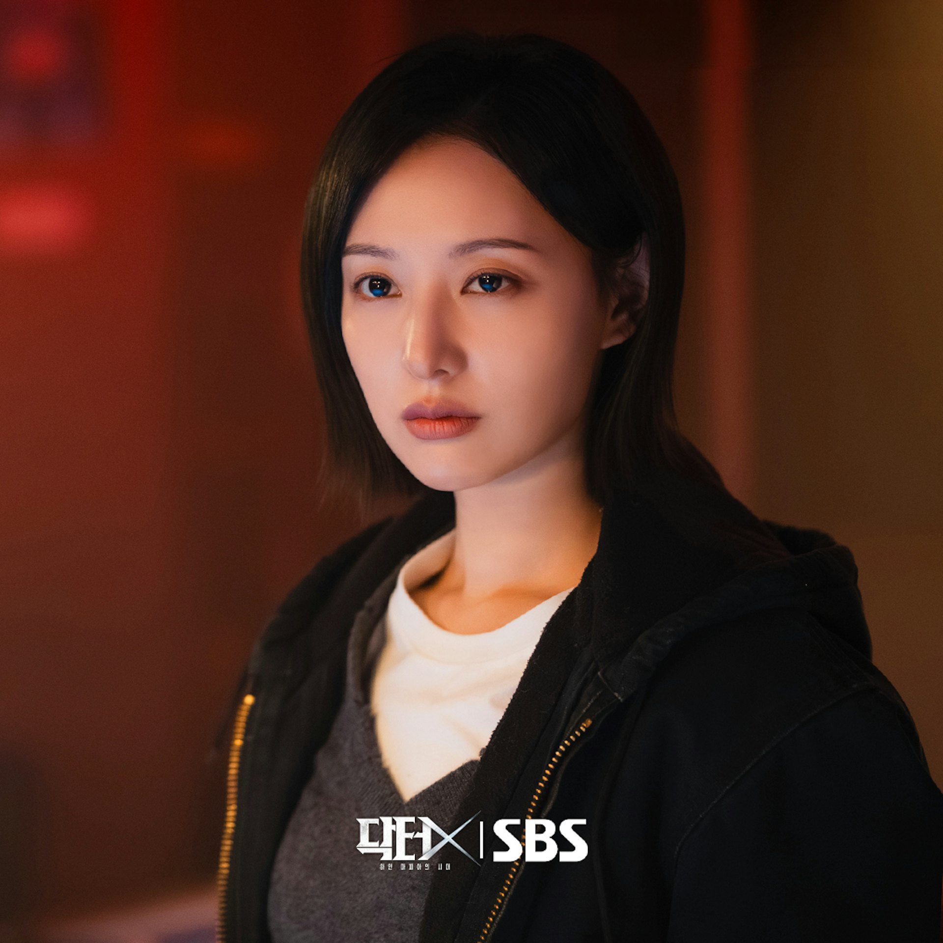 由于剧中大量手术室群戏需要多位演员同场配合,往往一站就是10至11个小时,大家也因此有了更多交流时间,金智媛笑称这段时间就像「真心话时间」。(IG@sbsdrama.official)