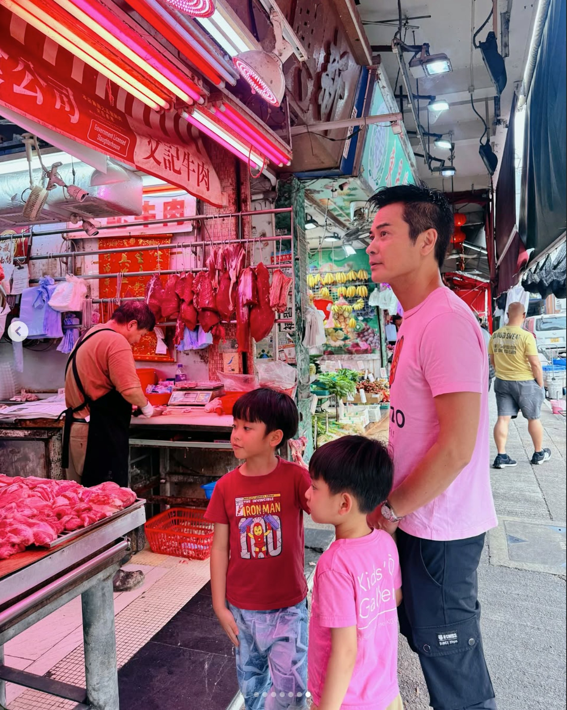 郑嘉颖带儿子到街市体验生活。(kevincheng_official)
